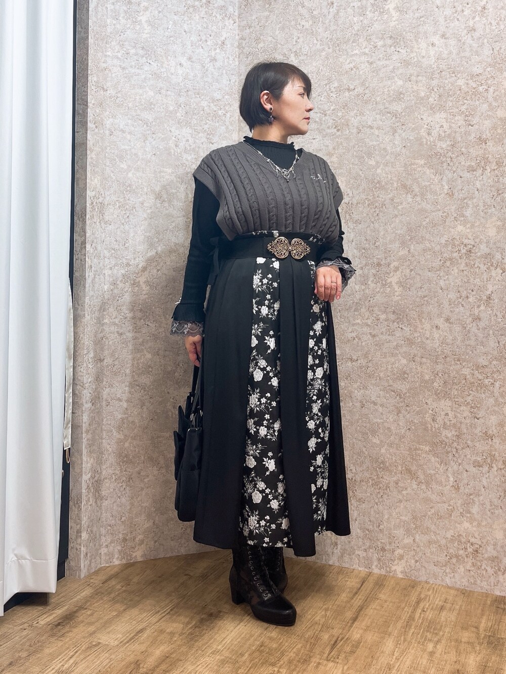 「axes femme、おでかけコーデ、ゆるコーデ、ニットコーデ、カジュアルモード、ベスト、40代ファッション、ゆったり、ゆったりシルエット」|「axes femmeのフェイバリットローズリング(リング、ブラック系)」を使った、ジョーさん(レディース・161cm)の春コーディネートの2枚目の写真