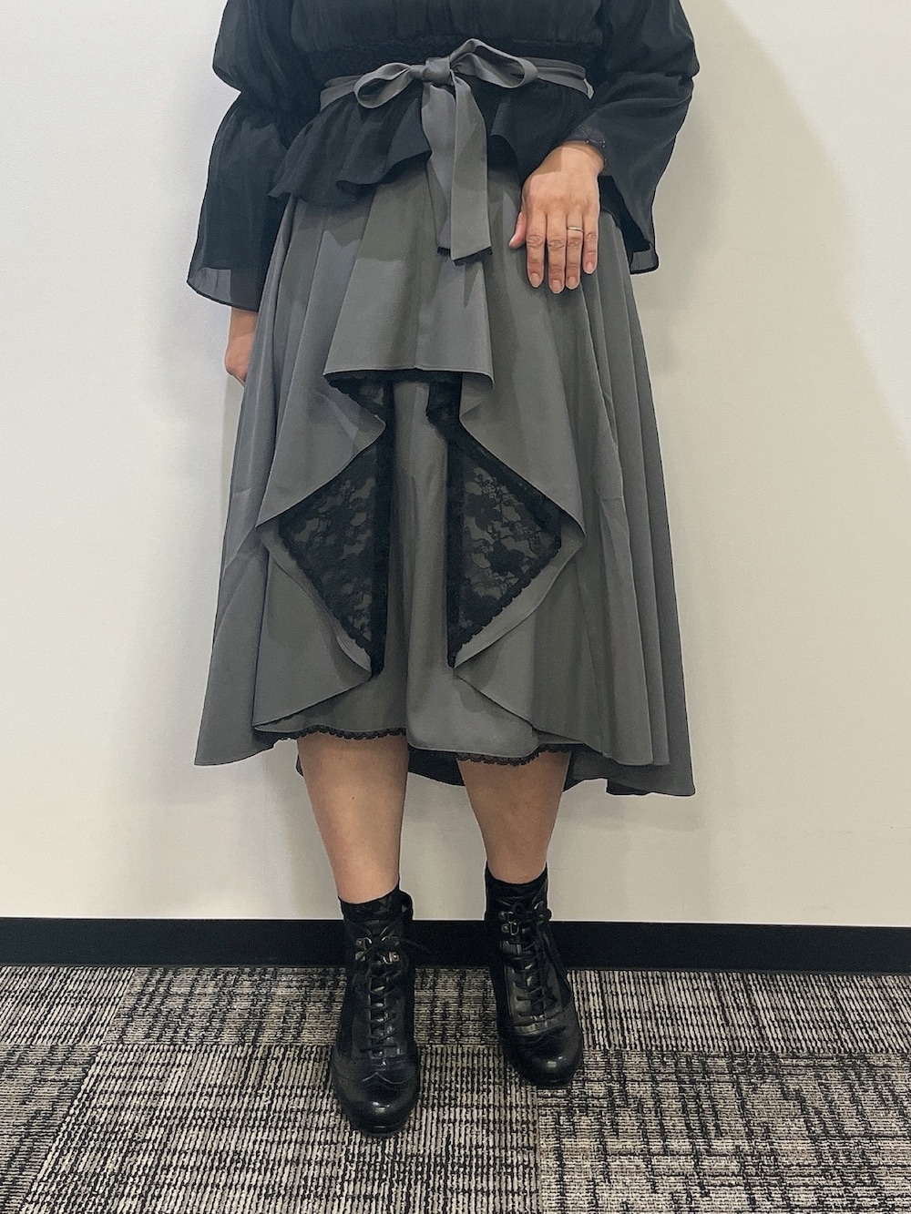 「秋服準備はじめました、axes femme、大人コーデ、秋のコーデ、ぽっちゃり、ぽっちゃりコーデ」｜「axes femmeのオフショルオーガンジープルオーバー（Tシャツ/カットソー、ブラック系）」を使った、ジョーさん（レディース・161cm）の秋コーディネートの8枚目の写真