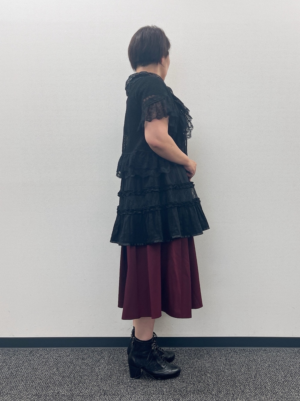 「ブラック×赤、ブラックフェミニン、ゆったりシルエット、ゆったり、ゆったりチュニック、axes femme、夏コーデ、夏、夏服コーデ、ブラックコーデ、お出かけコーデ、大人かわいい」｜「axes femmeのチュールレースアップブーツ（ブーツ、ブラック系）」を使った、ジョーさん（レディース・161cm）の夏コーディネートの4枚目の写真
