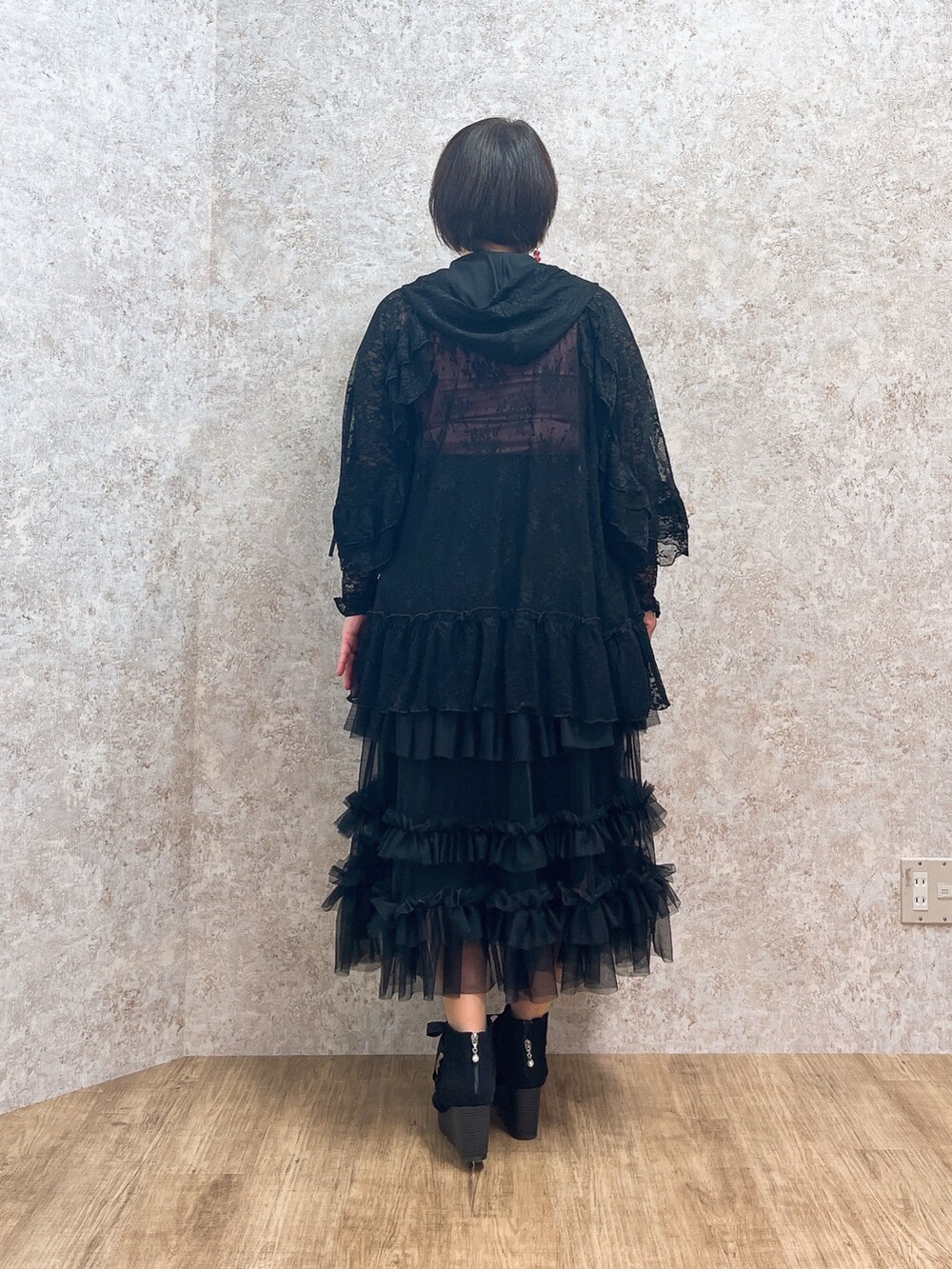 「最近のいい感じコーデ、サンダル、お出かけコーデ、axes femme、大人コーデ、おでかけコーデ、おしゃれさんと繋がりたい」｜「axes femmeのプチローズレーストップス（Tシャツ/カットソー、ブラック系）」を使った、ジョーさん（レディース・161cm）の春コーディネートの4枚目の写真