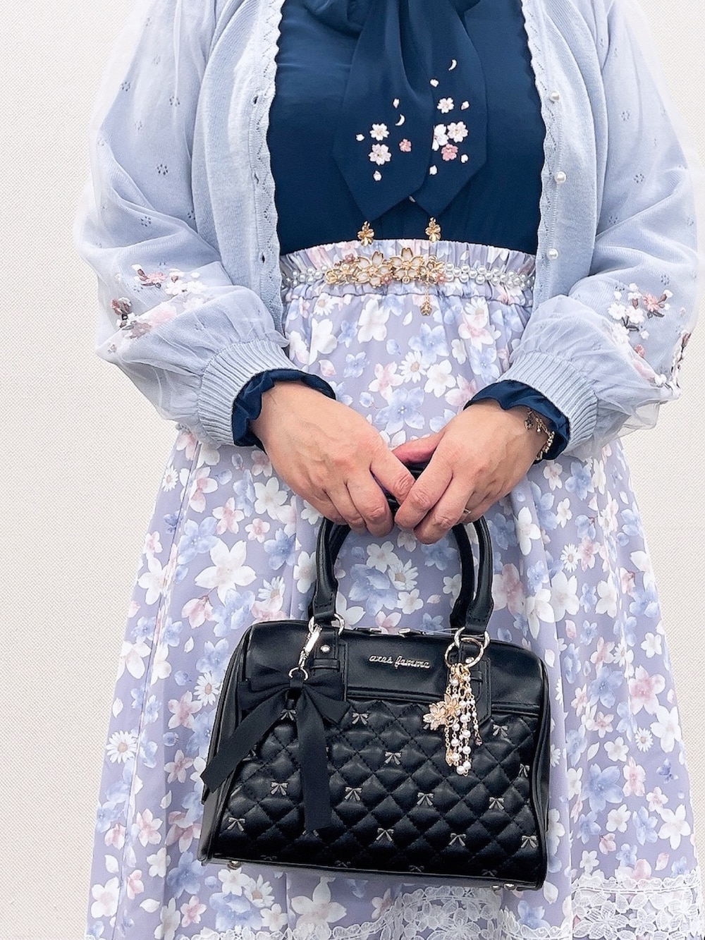 「axes femme、春服コーデ、大人女子、レディースファッション、春先取り、きれいめコーディネート、桜、フェミニン」|「axes femmeのサクラ装飾イヤリング(イヤリング、ホワイト系)」を使った、ジョーさん(レディース・161cm)の冬コーディネートの7枚目の写真