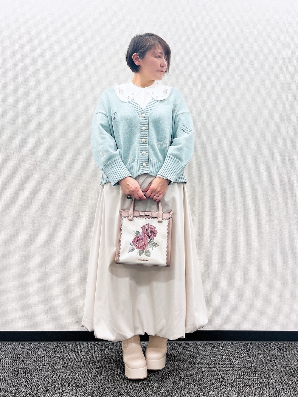 「axes femme、大人女子、カジュアルスタイル、キレイめカジュアル、春服コーデ、春先取り、スカートコーデ、レディースファッション、オトナカジュアル、ゆったり、40代ファッション」|「axes femmeのパイピングバルーンスカート(スカート、ホワイト系)」を使った、ジョーさん(レディース・161cm)の冬コーディネートの2枚目の写真