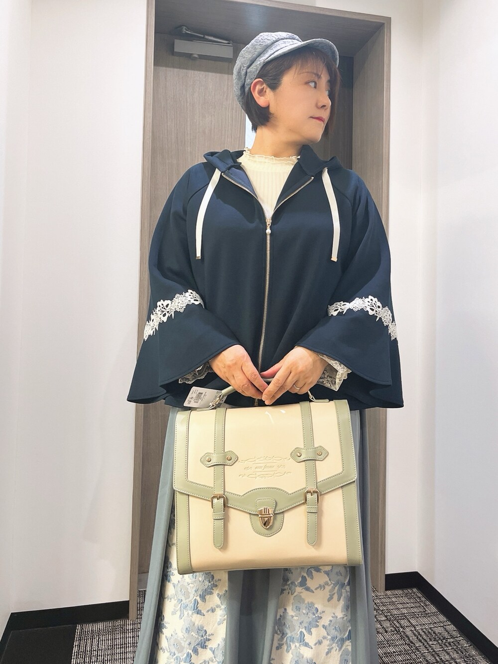 「春色、axes femme、ラクチンコーデ、おしゃれさんと繋がりたい、春服みてみて、はるコーデ、ゆるコーデ、スカートコーデ、お洒落さんとつながりたい」|「axes femmeのフラワーカラーレースリブプルオーバー(Tシャツ/カットソー、ホワイト系)」を使った、ジョーさん(レディース・161cm)の冬コーディネートの3枚目の写真