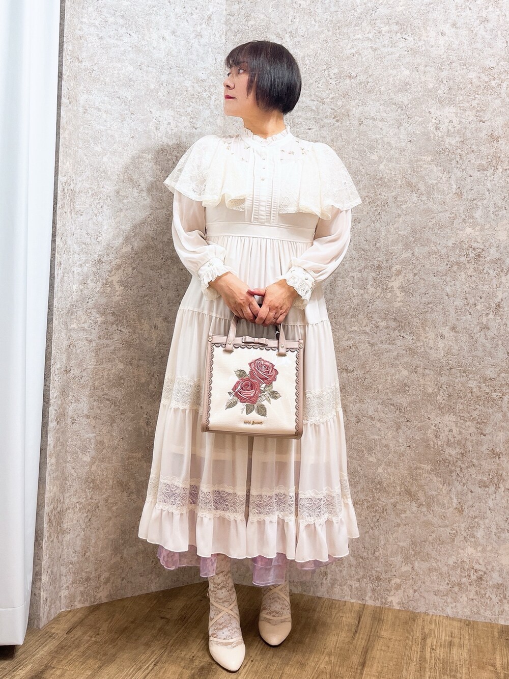 「axes femme、春服、休日スタイル、キレイめ、春、春服コーデ、ワンピース、エレガント、デートコーデ」｜「axes femmeの刺繍チュール使いケープワンピース（ワンピース、ホワイト系）」を使った、ジョーさん（レディース・161cm）の冬コーディネートの7枚目の写真