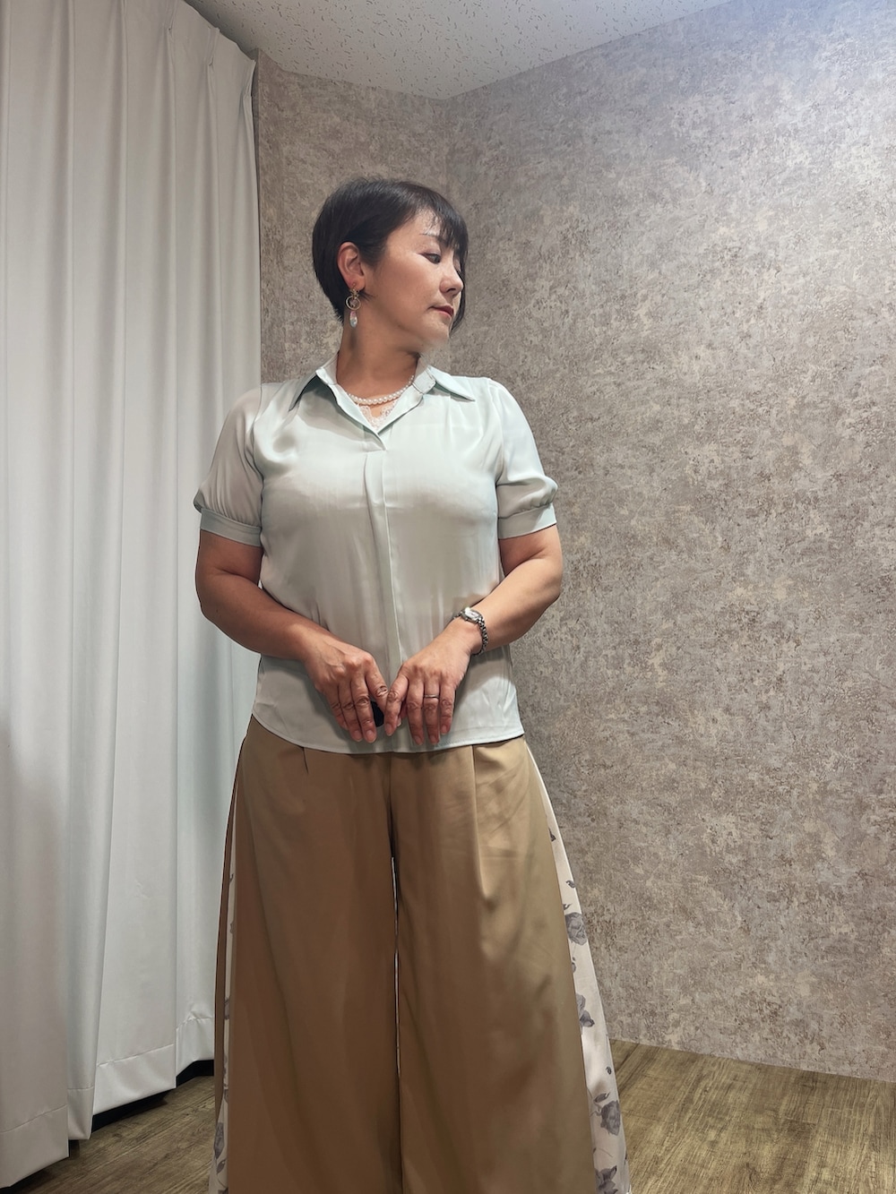「ワイドパンツ、パール付きトップス、パール付き、キレイめカジュアル、きれいめカジュアル、axes femme、夏ファッション、オトナ女子、パンツコーデ、キレイめコーデ、おしゃれさんと繋がりたい」｜「axes femmeのオープントゥレースブーツ（ブーツ、ベージュ系）」を使った、ジョーさん（レディース・161cm）の夏コーディネートの3枚目の写真