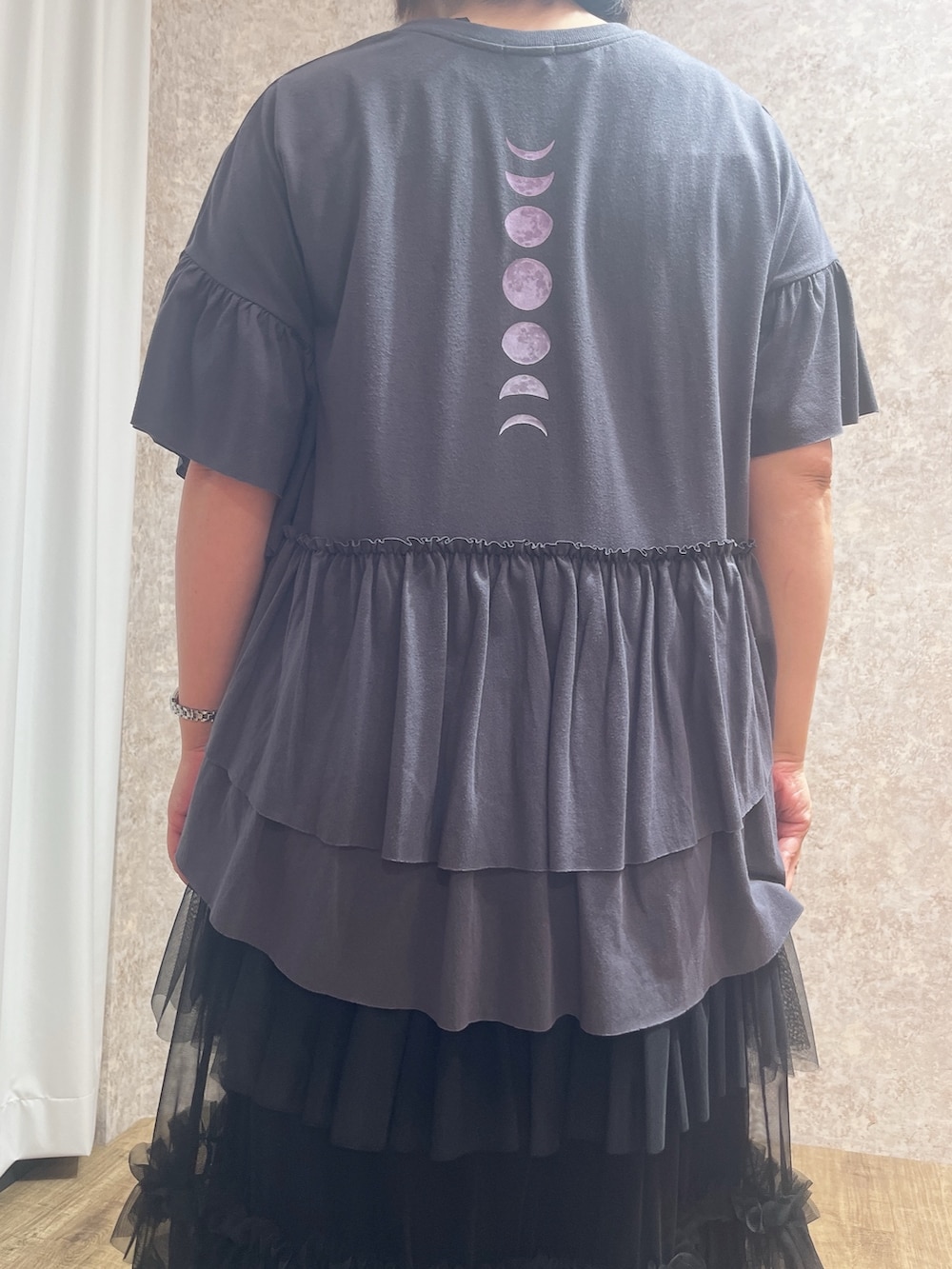 「カジュアル、クラシカル、axes femme、夏ファッション、夏服、おでかけ服、おしゃれさんと繋がりたい、夏だ！Tシャツ着よう！、Tシャツ/カットソー、お洒落さんとつながりたい」｜「axes femmeのアソートフリルＴシャツ（Tシャツ/カットソー、グレー系）」を使った、ジョーさん（レディース・161cm）の夏コーディネートの4枚目の写真