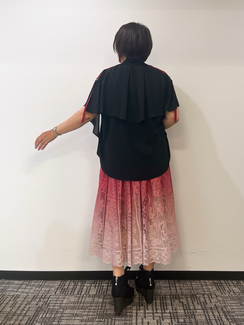 「赤×黒、お出かけコーデ、axes femme、シンプルスタイル、おでかけコーデ、大人女子、おしゃれさんと繋がりたい、REZEN」｜「axes femmeのレースアップブーサン（サンダル、ブラック系）」を使った、ジョーさん（レディース・161cm）の夏コーディネートの6枚目の写真