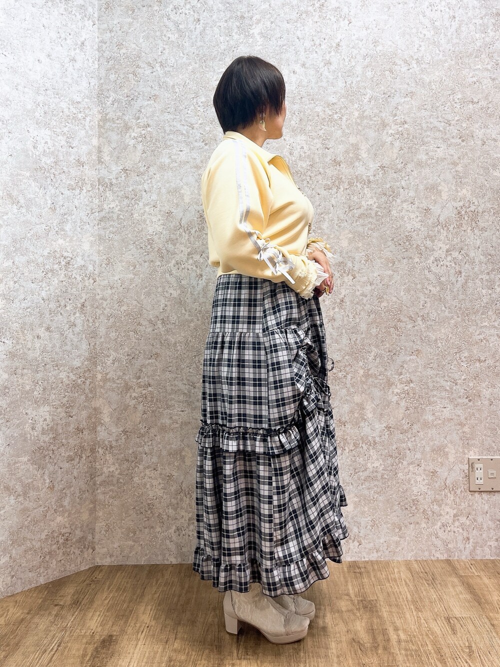 「チェック、リボン、大人カジュアル、デートコーデ、お出かけコーデ、axes femme、春服コーデ、オトナカジュアル、春カラー、おしゃれさんと繋がりたい、ママファッション、おでかけコーデ」｜「axes femmeのダンボールニットトラックジャケット（ブルゾン、イエロー系）」を使った、ジョーさん（レディース・161cm）の春コーディネートの3枚目の写真