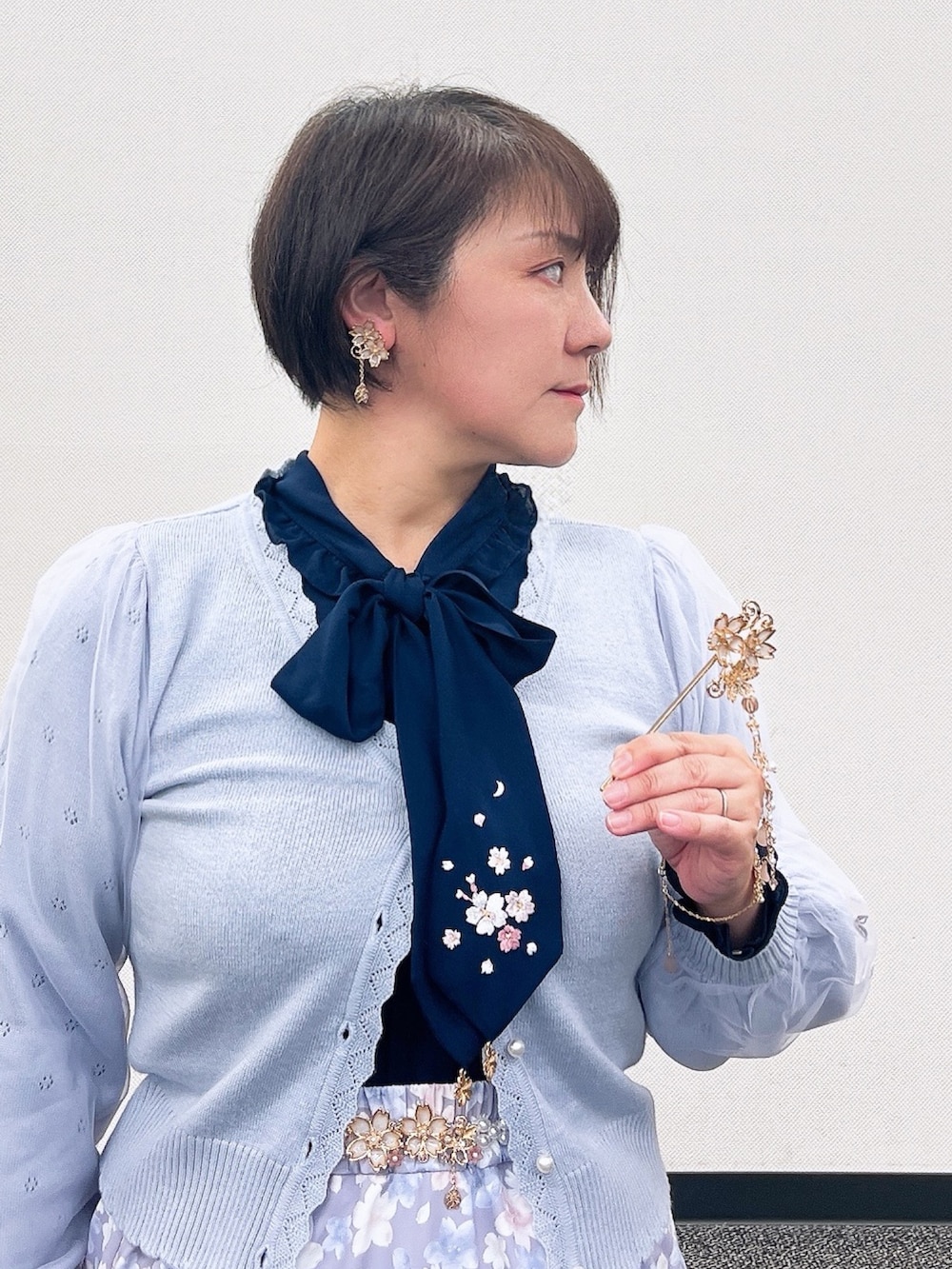 「axes femme、春服コーデ、大人女子、レディースファッション、春先取り、きれいめコーディネート、桜、フェミニン」|「axes femmeのサクラ装飾イヤリング(イヤリング、ホワイト系)」を使った、ジョーさん(レディース・161cm)の冬コーディネートの5枚目の写真