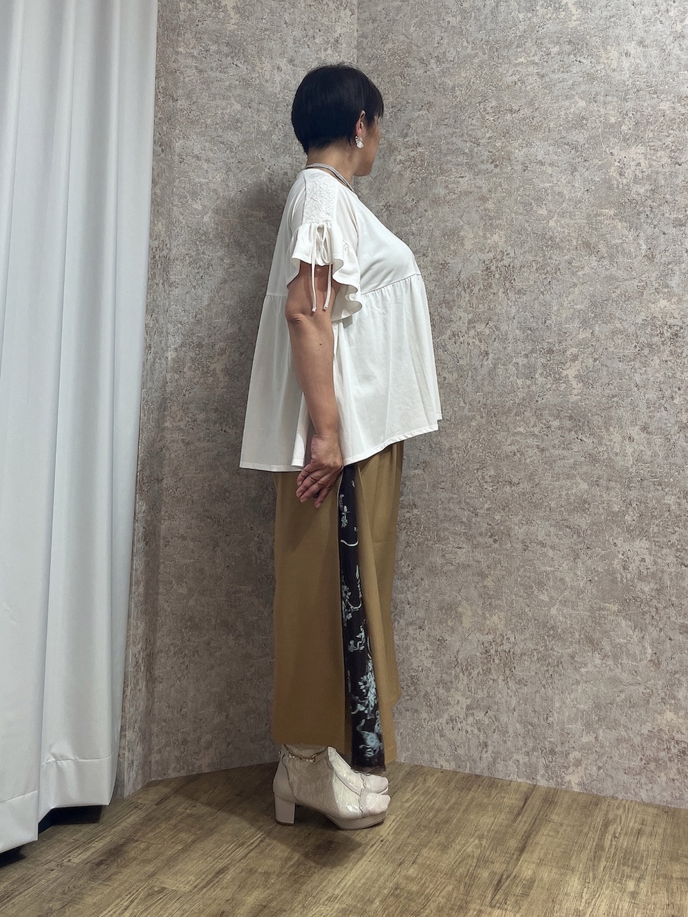 「白Tシャツ、夏ルックで気分アップ、axes femme、夏コーデ、大人カジュアルコーデ、カジュアルスタイル、オトナ女子、おしゃれさんと繋がりたい、パンツコーデ、夏だ！Tシャツ着よう！、ゆるコーデ、夏服コーデ、ゆったり、ゆったりコーデ、ゆったりシルエット」｜「axes femmeのオーナメント柄切替ワイドパンツ（その他パンツ、イエロー系）」を使った、ジョーさん（レディース・161cm）の夏コーディネートの2枚目の写真