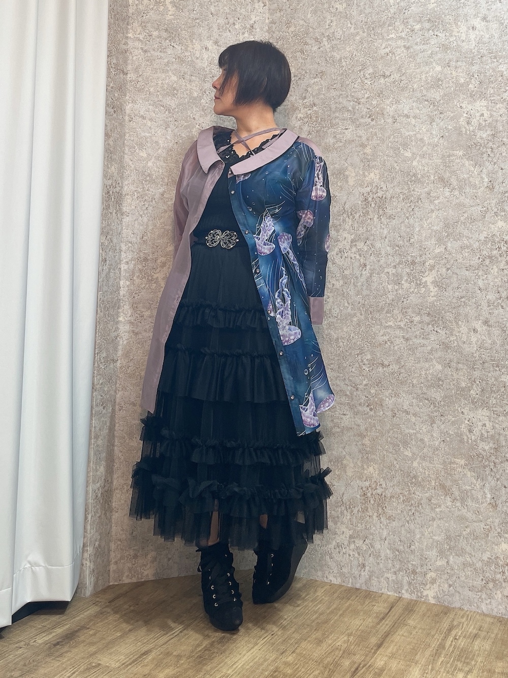 「クラゲ柄、ブラックコーデ、ブラック、シャツスタイル、シャツ好き集まれ、axes femme、おしゃれさんと繋がりたい、キレイめ」｜「axes femmeのフリルチュールティアードスカート（スカート、ブラック系）」を使った、ジョーさん（レディース・161cm）の夏コーディネートの2枚目の写真