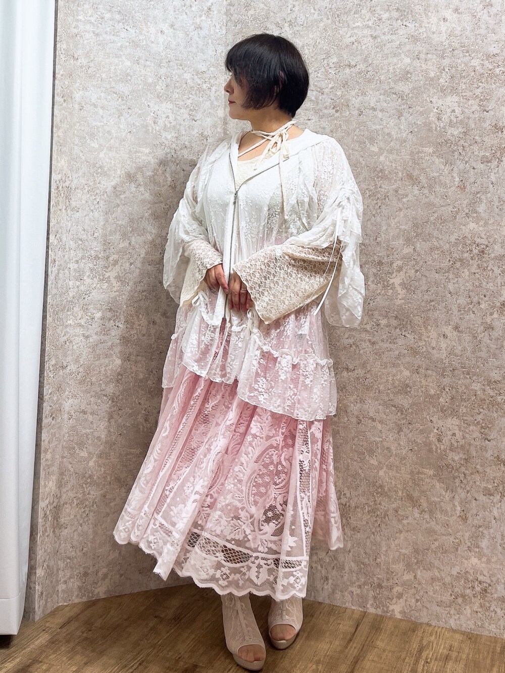 「春色、春めき満開コーデ、春コーデ、axes femme、お出かけコーデ、スカートスタイル、春カラー、最近のいい感じコーデ、きれいめコーデ、おしゃれさんと繋がりたい、いいね、save、フォローお願いします🤑」｜「axes femmeのオープントゥレースブーツ（ブーツ、ベージュ系）」を使った、ジョーさん（レディース・161cm）の春コーディネートの2枚目の写真