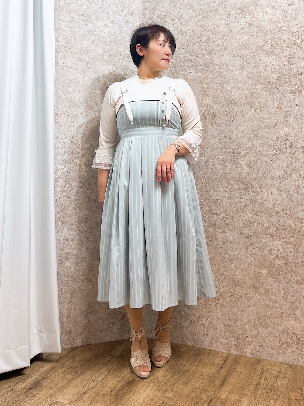 「春色、春めき満開コーデ、ワンピース、デートコーデ、お出かけコーデ、axes femme、おでかけコーデ、春カラー、おしゃれさんと繋がりたい」｜「axes femmeのカットワークレースサンダル（サンダル、ホワイト系）」を使った、ジョーさん（レディース・161cm）の春コーディネートの2枚目の写真
