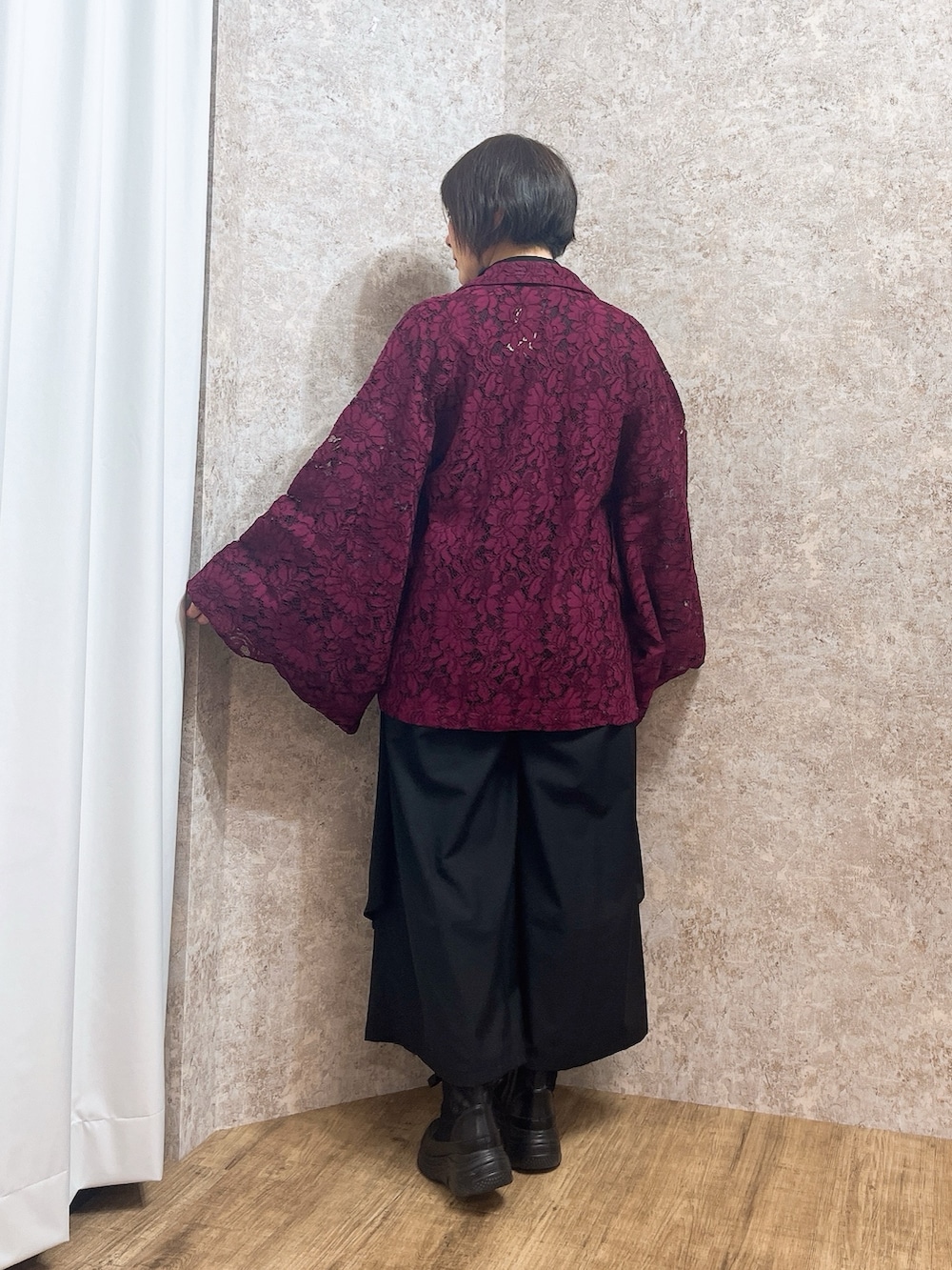 「シャツスタイル、axes femme、AXES-X、REZEN、春服コーデ、大人コーデ、いいね、save、フォローお願いします🤑、おでかけコーデ、40代ファッション、和洋折衷、和テイスト、和」｜「axes femmeのレースハイカットスニーカー（スニーカー、ブラック系）」を使った、ジョーさん（レディース・161cm）の春コーディネートの4枚目の写真