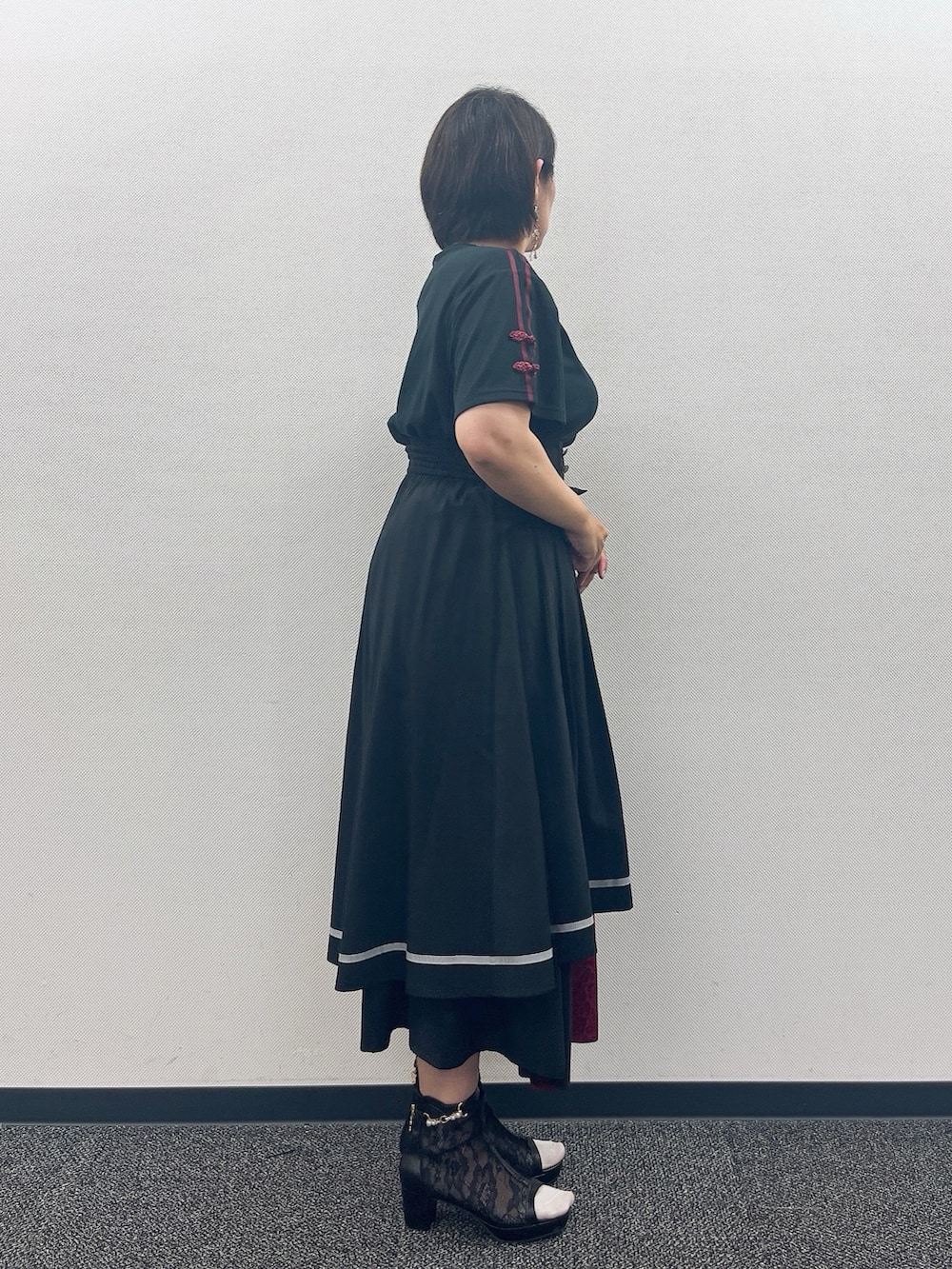 「チャイナ、赤×黒、axes femme、夏服コーデ、夏コーデ、キレイめカジュアル、夏服、Tシャツコーデ、ブラックコーデ、夏だ！Tシャツ着よう！、夏ファッション」｜「axes femmeの海底の羅針盤ネックレス（ネックレス、シルバー系）」を使った、ジョーさん（レディース・161cm）の夏コーディネートの3枚目の写真