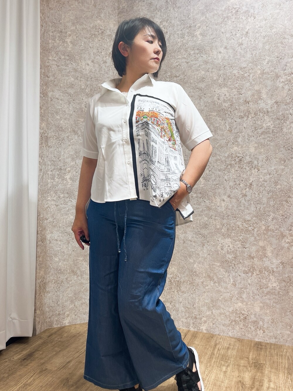 「夏コーデ、シャツスタイル、axes femme、夏服、オトナカジュアル、シンプルスタイル、大人カジュアルコーデ」｜「axes femmeのリボン使いスニーカーサンダル（サンダル、ブラック系）」を使った、ジョーさん（レディース・161cm）の夏コーディネートの4枚目の写真