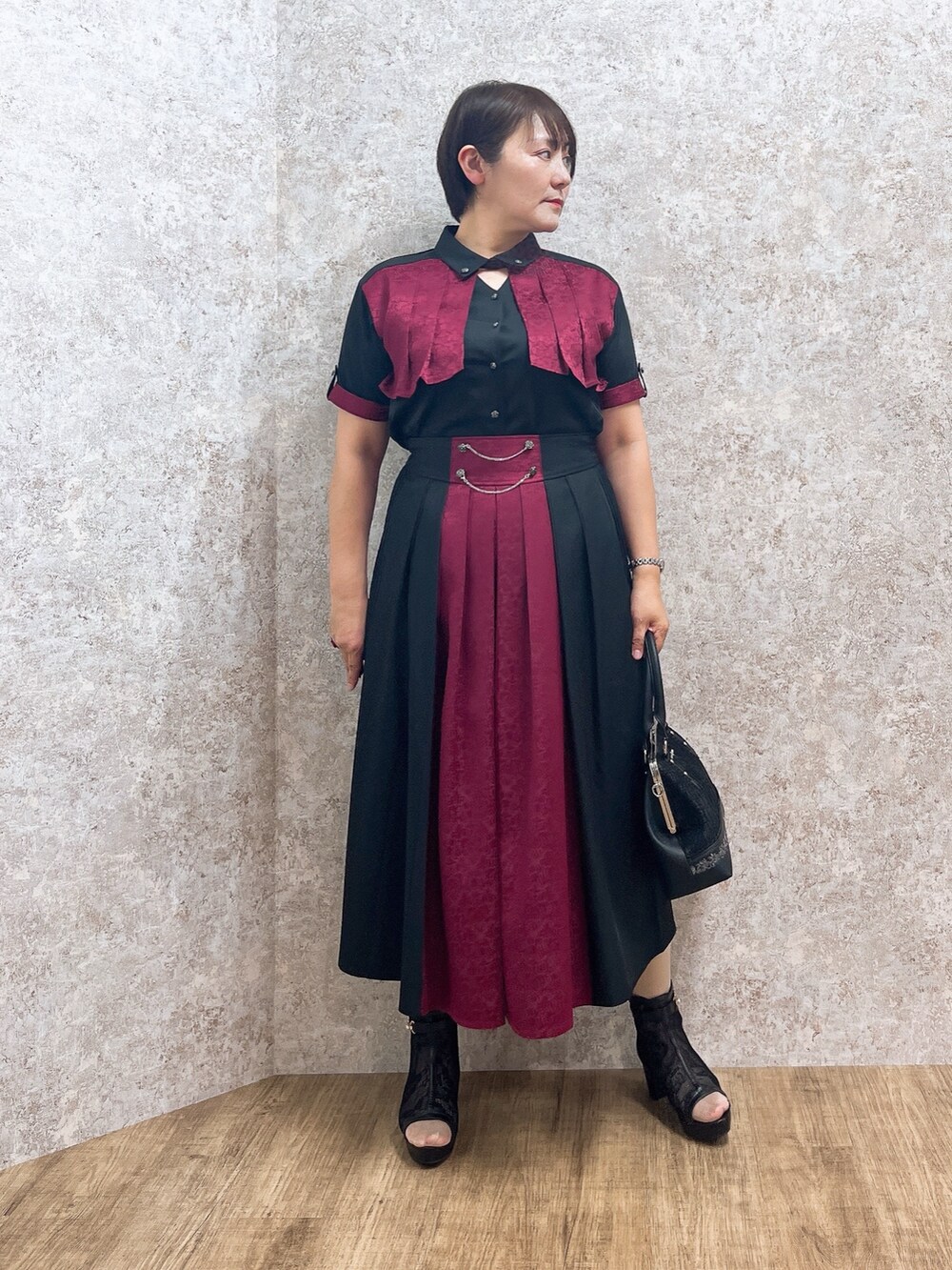 「axes femme、オトナ女子、おでかけコーデ、女子会コーデ、ジャガード柄、モード」｜「axes femmeのジャカード×プリーツブラウス（シャツ/ブラウス、ブラック系）」を使った、ジョーさん（レディース・161cm）の春コーディネートの2枚目の写真