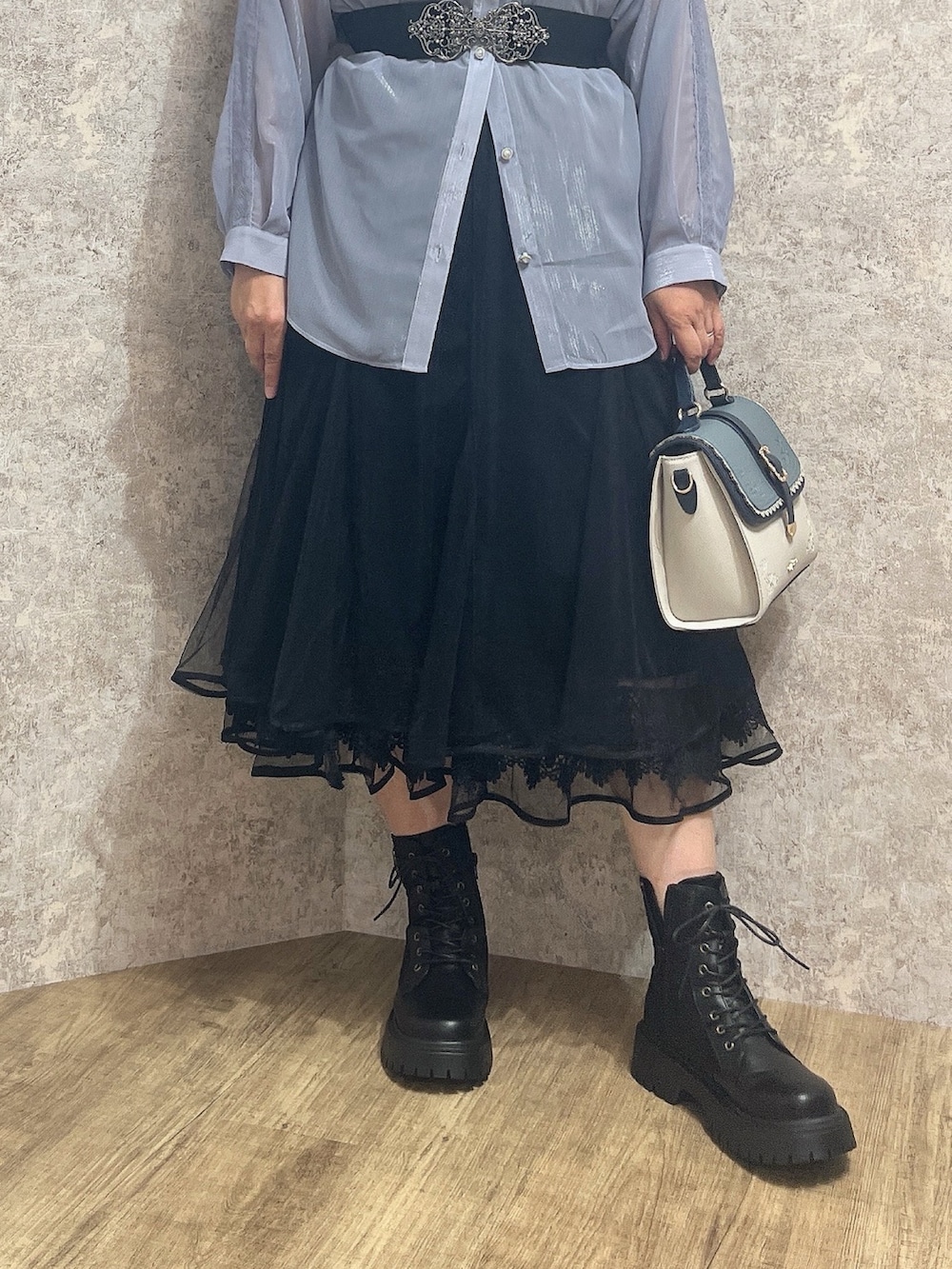 「キラキラ、シアーシャツ、シアー、夏ルックで気分アップ、axes femme、夏ファッション、オトナカジュアル、夏、お洒落さんとつながりたい、骨格ストレート、ぽっちゃり、きれいめカジュアル」｜「axes femmeのラメシアーシャツ（シャツ/ブラウス、グレー系）」を使った、ジョーさん（レディース・161cm）の夏コーディネートの4枚目の写真