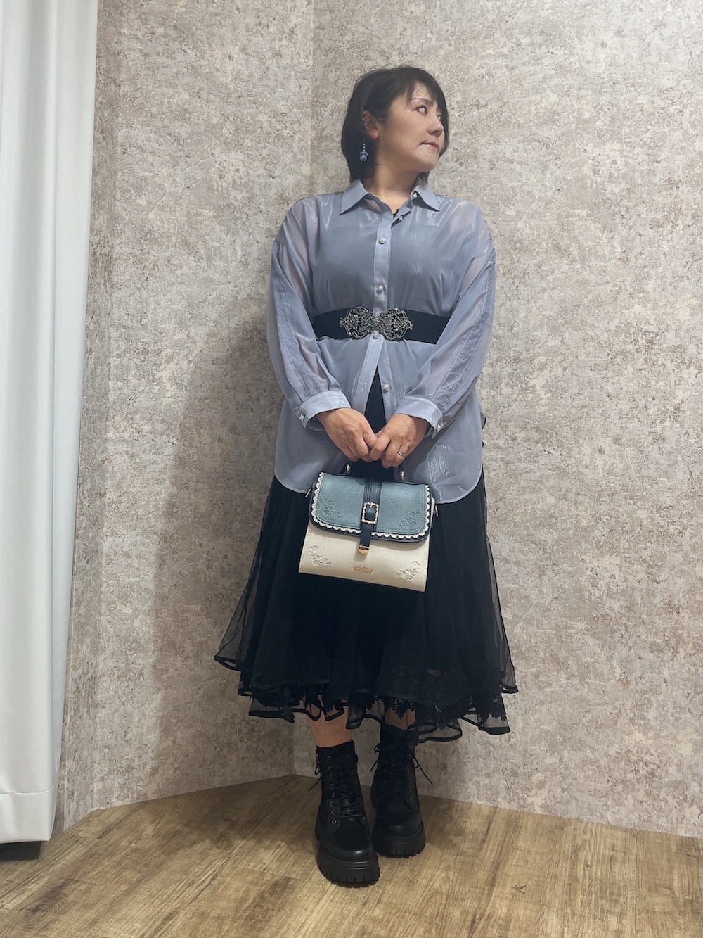 「キラキラ、シアーシャツ、シアー、夏ルックで気分アップ、axes femme、夏ファッション、オトナカジュアル、夏、お洒落さんとつながりたい、骨格ストレート、ぽっちゃり、きれいめカジュアル」｜「axes femmeのラメシアーシャツ（シャツ/ブラウス、グレー系）」を使った、ジョーさん（レディース・161cm）の夏コーディネートの2枚目の写真