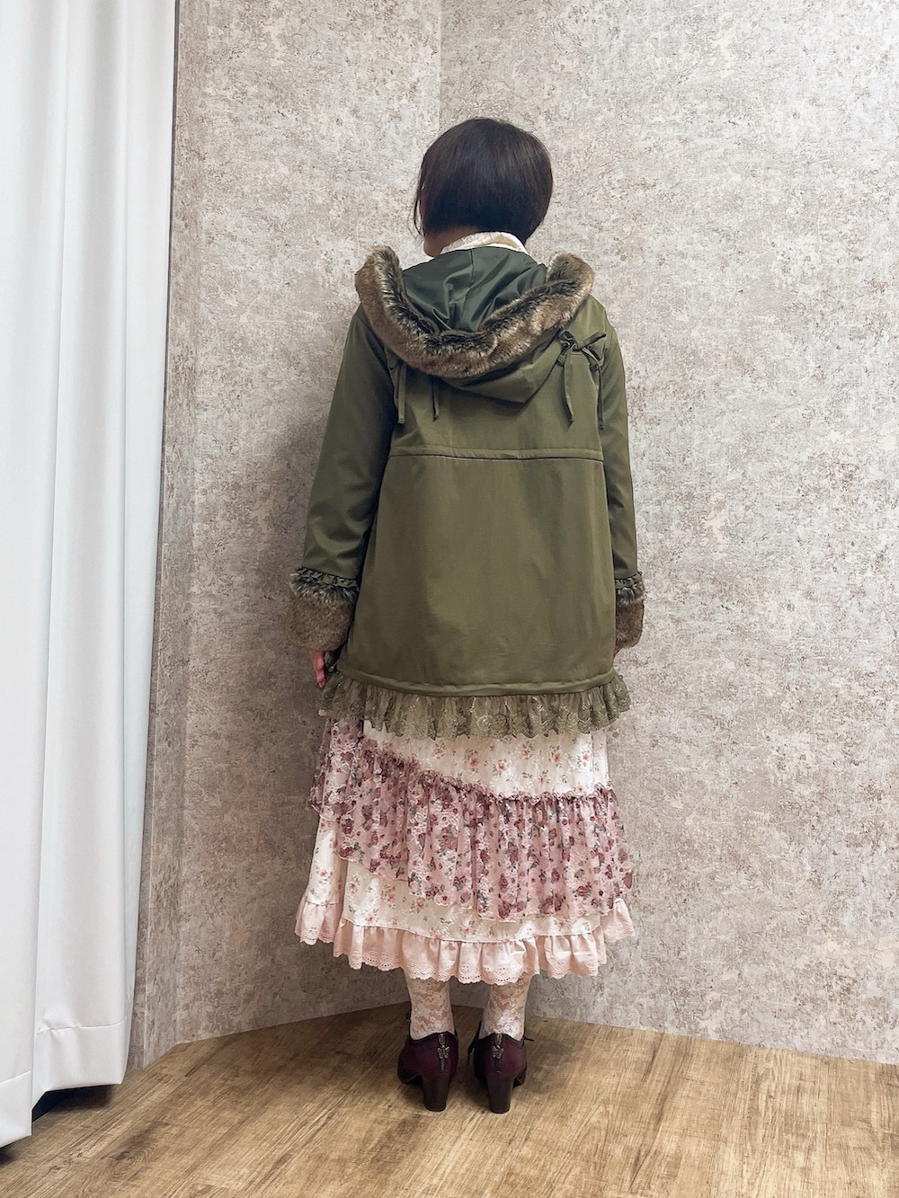 ピンク系のチュニック、ピンク系のスカート、レッド系のパンプスを着用したレディースの秋コーディネートの6枚目の写真