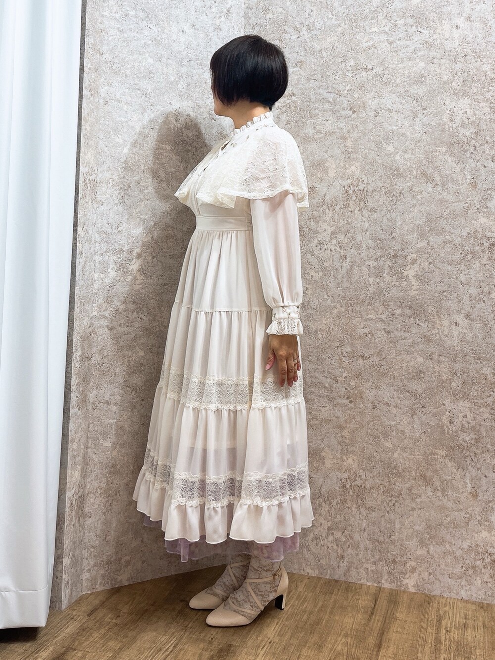 「axes femme、春服、休日スタイル、キレイめ、春、春服コーデ、ワンピース、エレガント、デートコーデ」｜「axes femmeの刺繍チュール使いケープワンピース（ワンピース、ホワイト系）」を使った、ジョーさん（レディース・161cm）の冬コーディネートの9枚目の写真