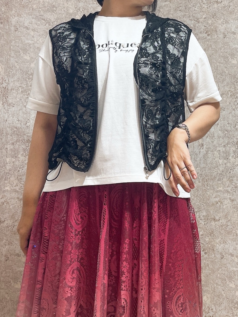「白Tシャツ、ロングスカート、きれいめカジュアル、夏コーデ、axes femme、大人カジュアルコーデ、大人カジュアル、最近のいい感じコーデ、夏服、いいね、save、フォローお願いします🤑、ベスト、ベスト×Tシャツ」｜「axes femmeのレースアップブーサン（サンダル、ブラック系）」を使った、ジョーさん（レディース・161cm）の夏コーディネートの3枚目の写真