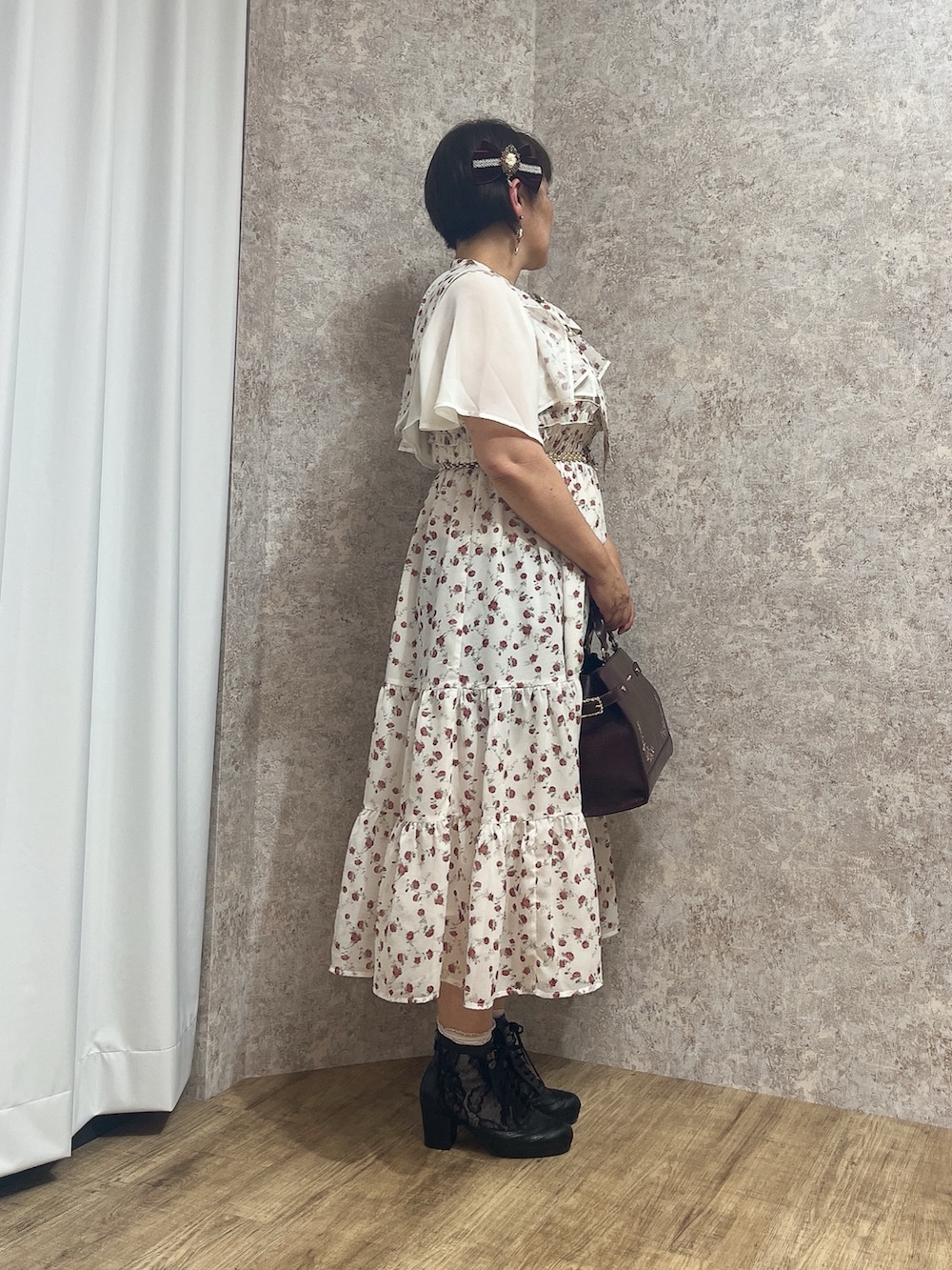 「小花柄、小花柄ワンピース、小花柄ブラウス、axes femme、大人フェミニン、ワンピースコーデ、ワンピーススタイル、きれいめコーディネート」｜「axes femmeの吸水速乾チュールレースタンク（タンクトップ、ホワイト系）」を使った、ジョーさん（レディース・161cm）の夏コーディネートの5枚目の写真