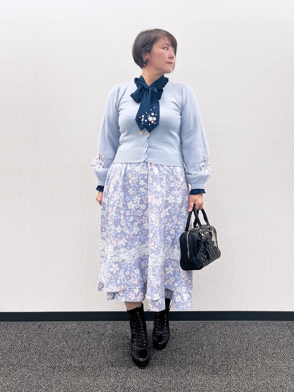 「axes femme、春服コーデ、大人女子、レディースファッション、春先取り、きれいめコーディネート、桜、フェミニン」|「axes femmeのサクラ装飾イヤリング(イヤリング、ホワイト系)」を使った、ジョーさん(レディース・161cm)の冬コーディネートの4枚目の写真