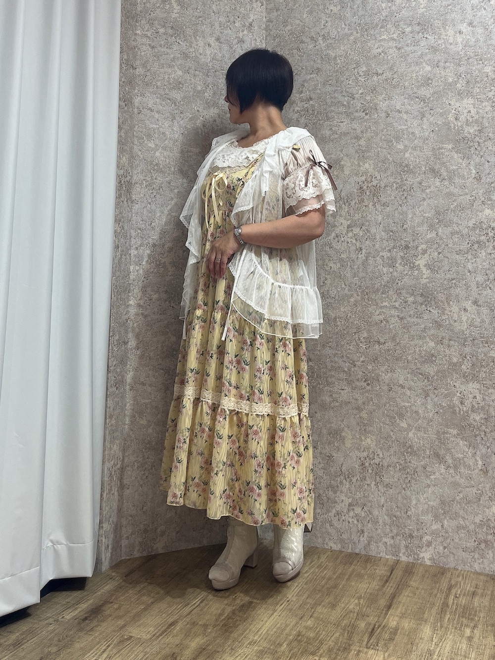 「夏ルックで気分アップ、夏コーデ、お出かけコーデ、axes femme、おでかけコーデ、オトナ女子、フェミニン、フェミニンワンピース、ビスチェ、ビスチェコーデ、レース」｜「axes femmeのオープントゥレースブーツ（ブーツ、ベージュ系）」を使った、ジョーさん（レディース・161cm）の夏コーディネートの2枚目の写真