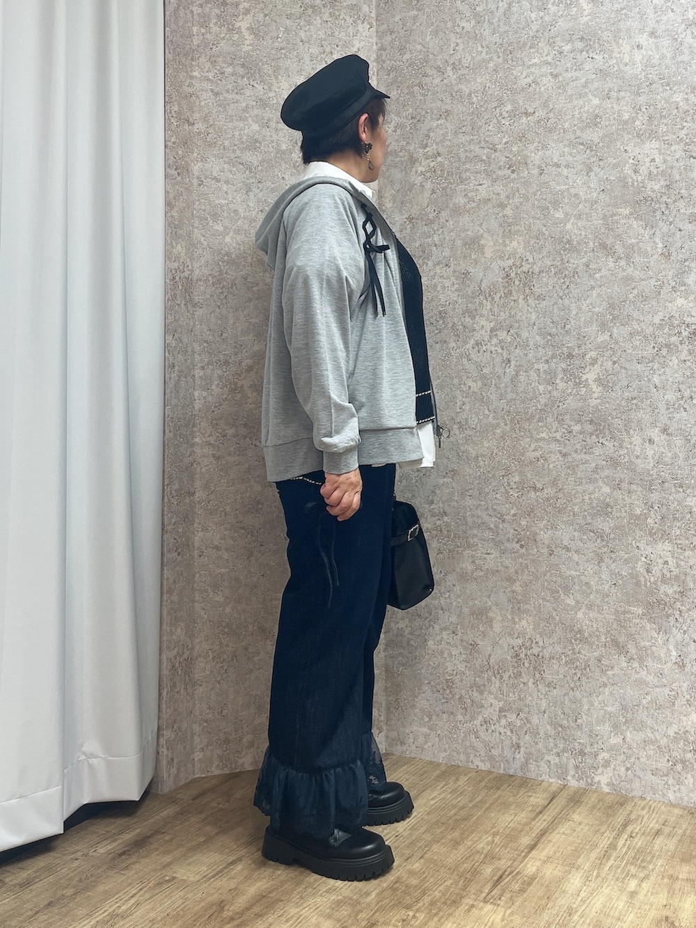 「秋服準備はじめました、axes femme、休日スタイル、デニム、初秋コーデ、オトナカジュアル、ラクチンコーデ、今から使える秋の先取りコーデ、パンツスタイル、秋先取りコーデ、おしゃれさんと繋がりたい」|「axes femmeのバックル使いワークブーツ(ブーツ、ブラック系)」を使った、ジョーさん(レディース・161cm)の夏コーディネートの6枚目の写真