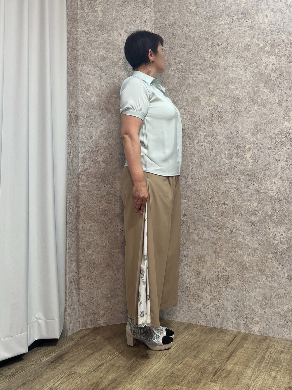 「ワイドパンツ、パール付きトップス、パール付き、キレイめカジュアル、きれいめカジュアル、axes femme、夏ファッション、オトナ女子、パンツコーデ、キレイめコーデ、おしゃれさんと繋がりたい」｜「axes femmeのオープントゥレースブーツ（ブーツ、ベージュ系）」を使った、ジョーさん（レディース・161cm）の夏コーディネートの4枚目の写真