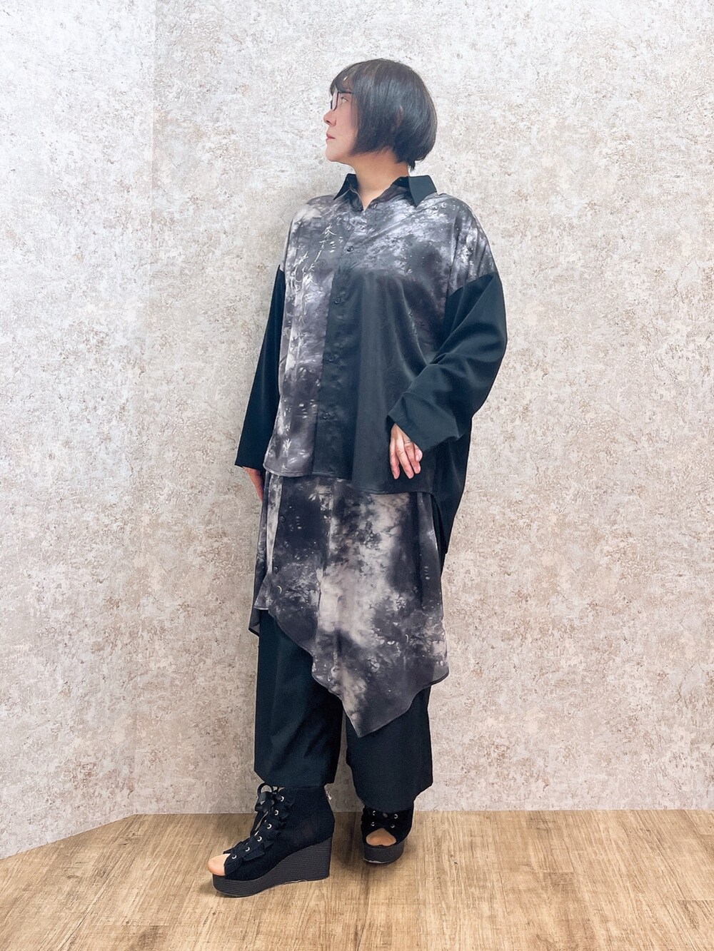 「axes femme、AXES-X、REZEN、パンツスタイル、おしゃれさんと繋がりたい、シャツコーデ、和洋折衷、モード」｜「REZENの三世の契レイヤード袴パンツ（その他パンツ、グレー系）」を使った、ジョーさん（レディース・161cm）の春コーディネートの3枚目の写真