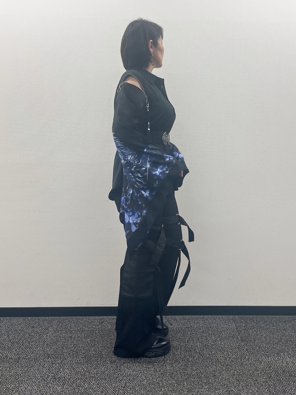 「和袖、花火柄シャツ、花火、花火大会コーデ、花火コーデ、和洋折衷、和洋折衷コーデ、クール、モード系、モードスタイル、REZEN、おしゃれさんと繋がりたい」｜「REZENの和柄ＪＱベルト付カーゴパンツ（その他パンツ、ブラック系）」を使った、ジョーさん（レディース・161cm）の夏コーディネートの7枚目の写真