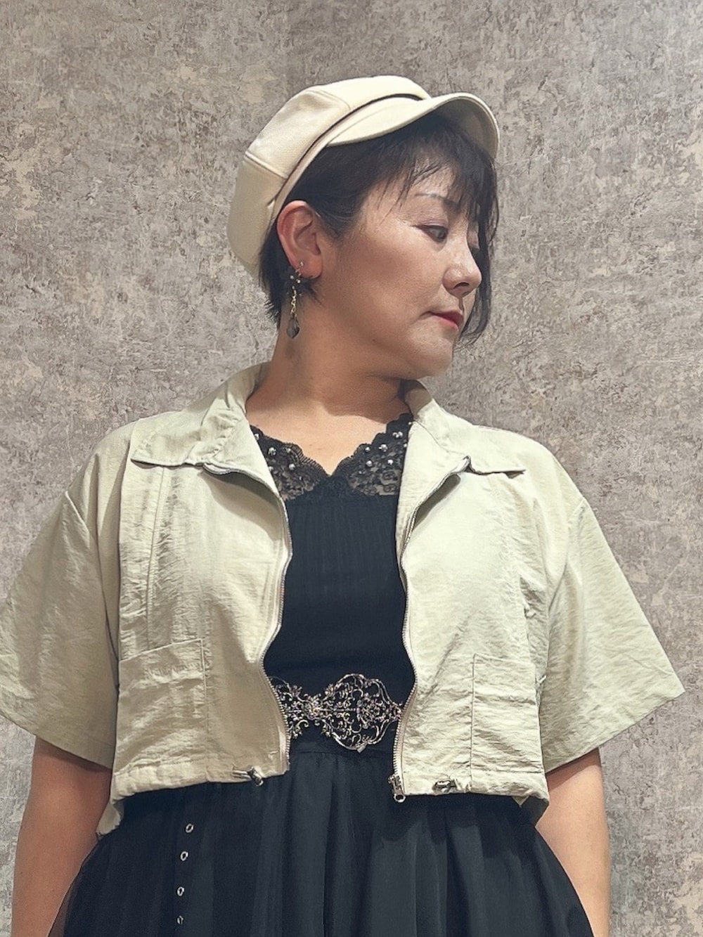 「タンクトップ、axes femme、大人カジュアルコーデ、夏ファッション、オトナ女子、大人女子、夏服、ラフコーデ、おしゃれさんと繋がりたい、ジャケット/アウター」｜「axes femmeの裾ドロストジップブルゾン（その他アウター、グリーン系）」を使った、ジョーさん（レディース・161cm）の夏コーディネートの3枚目の写真
