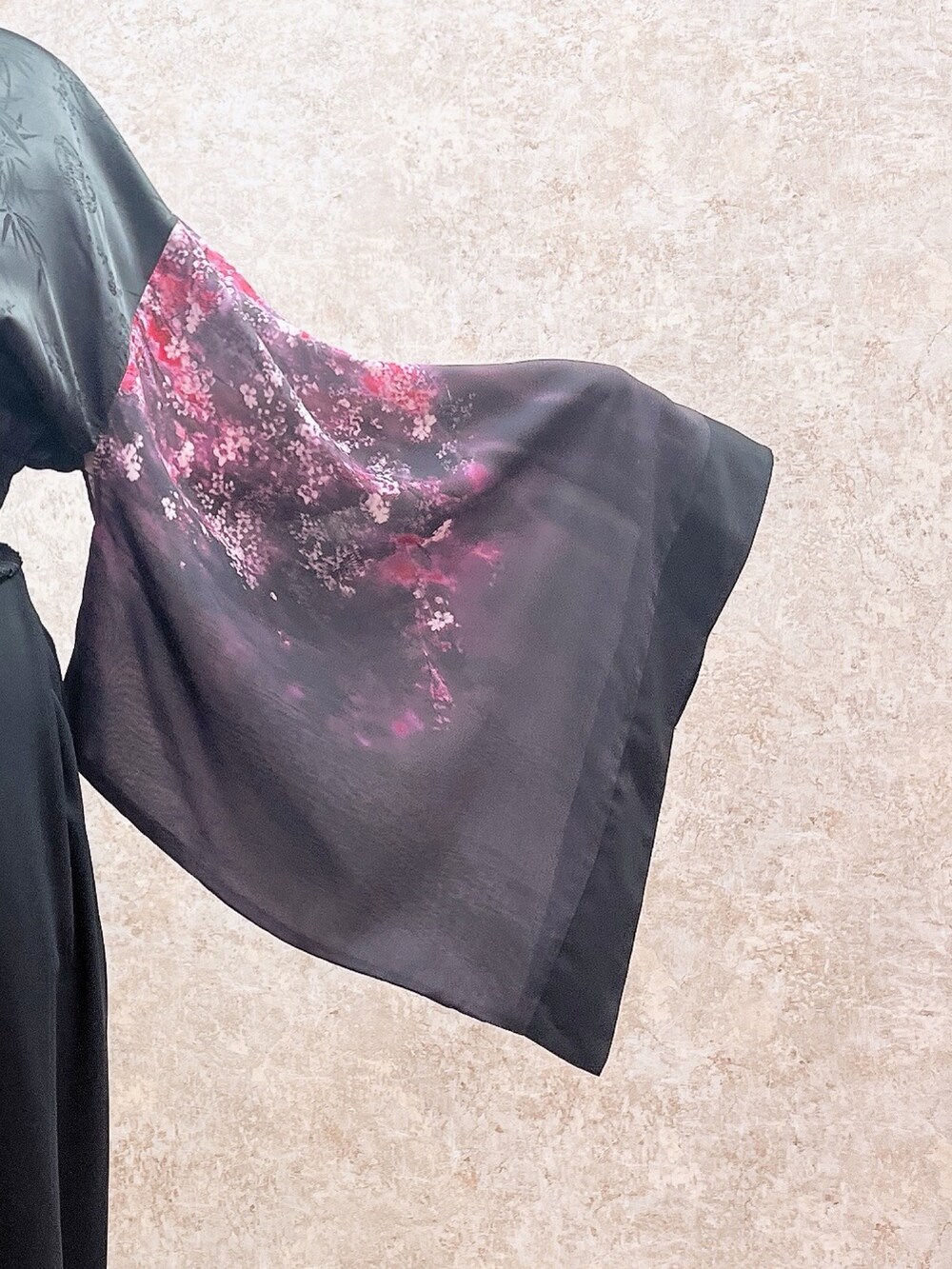 「シャツスタイル、axes femme、AXES-X、REZEN、モノトーン、シャツ、ブラックコーデ、40代ファッション、和洋折衷、桜、スカート風パンツ、モード」｜「axes femmeのレースハイカットスニーカー（スニーカー、ブラック系）」を使った、ジョーさん（レディース・161cm）の春コーディネートの3枚目の写真