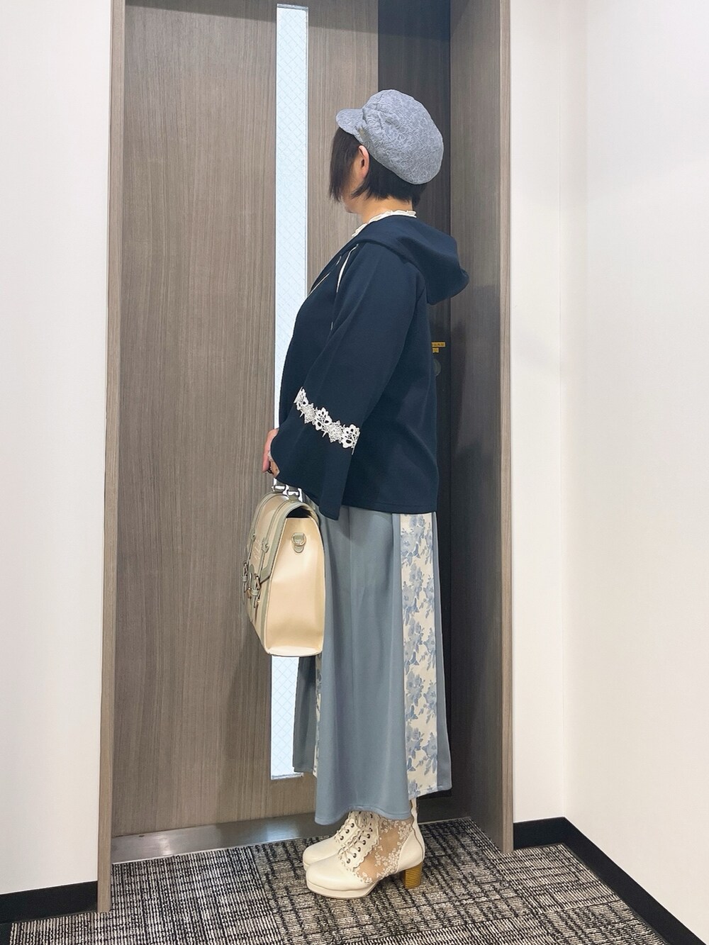 「春色、axes femme、ラクチンコーデ、おしゃれさんと繋がりたい、春服みてみて、はるコーデ、ゆるコーデ、スカートコーデ、お洒落さんとつながりたい」|「axes femmeのフラワーカラーレースリブプルオーバー(Tシャツ/カットソー、ホワイト系)」を使った、ジョーさん(レディース・161cm)の冬コーディネートの4枚目の写真