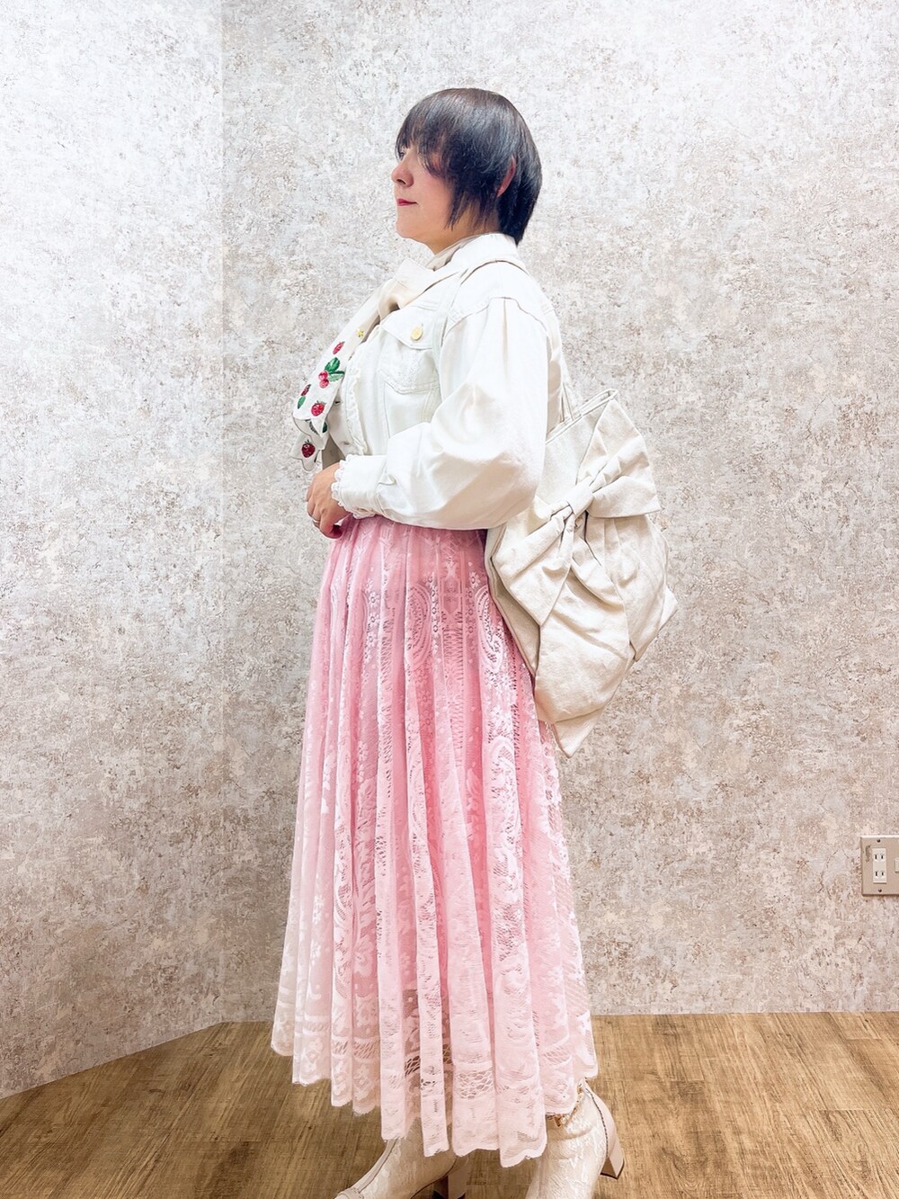「ジャケット、スカーフ、春色、春めき満開コーデ、大人カジュアル、axes femme、大人カジュアルコーデ、春服コーデ、デニムコーデ、お花見コーデ、春服みてみて」|「axes femmeのフルーツ刺繍ストール(ストール/ショール、ピンク系)」を使った、ジョーさん(レディース・161cm)の春コーディネートの2枚目の写真