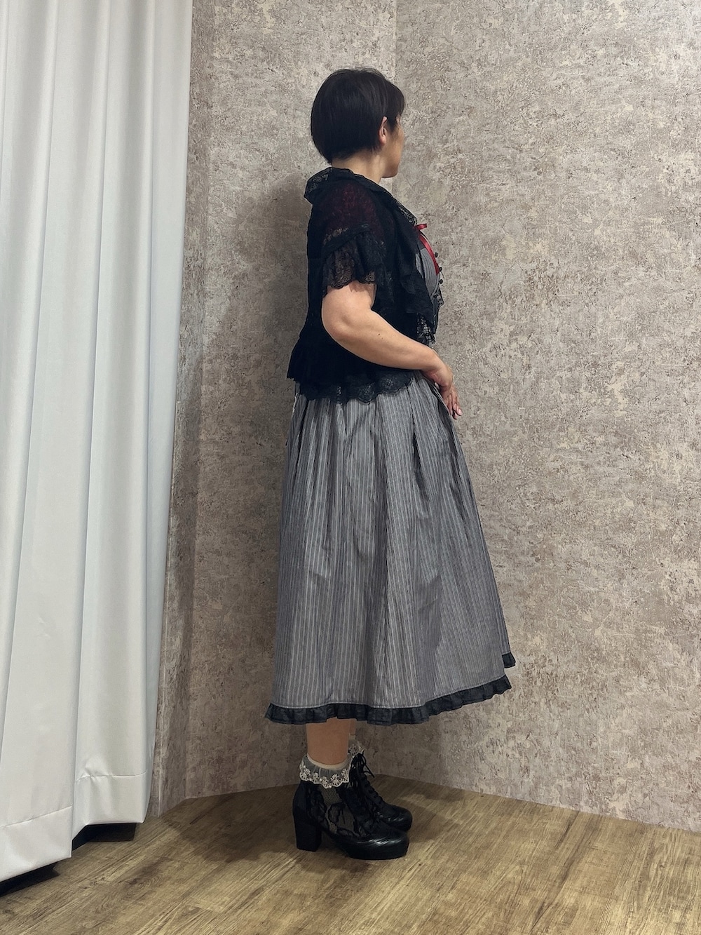 「大人フェミニン、大人ファッション、大人フェミニンコーデ、大人フリル、夏ルックで気分アップ、axes femme、夏コーデ、オトナ女子、大人かわいい、おしゃれさんと繋がりたい、ワンピース」｜「axes femmeのバラ刺繍ギャザーフリルジャンスカ（ワンピース、ブラック系）」を使った、ジョーさん（レディース・161cm）の夏コーディネートの5枚目の写真
