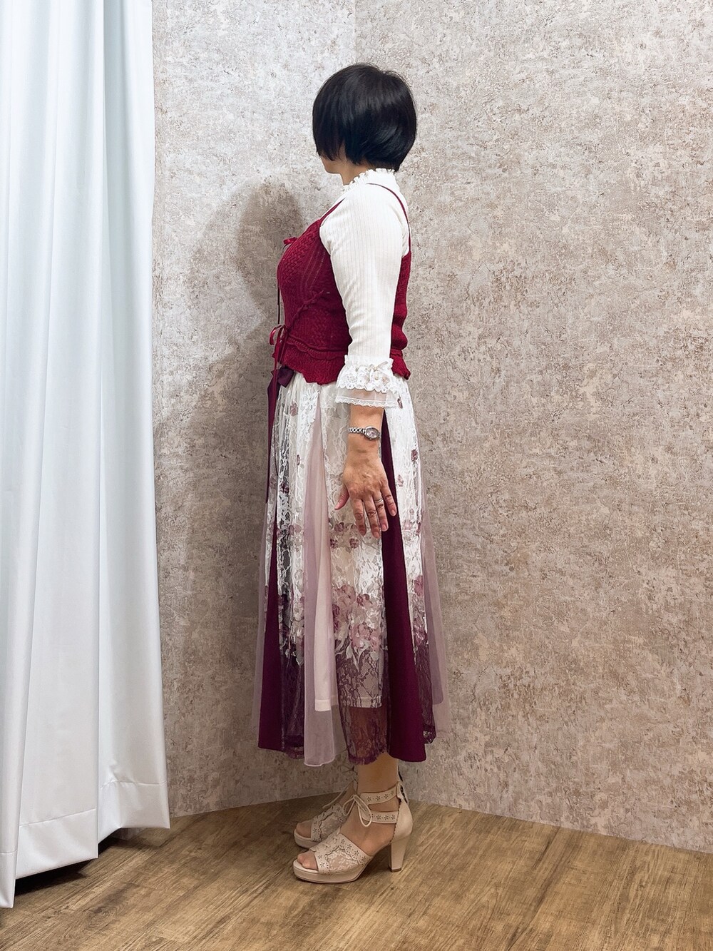 「春色、春めき満開コーデ、大人カジュアル、お出かけコーデ、axes femme、スカートスタイル、大人かわいい、ゆるシルエット」｜「axes femmeのカットワークレースサンダル（サンダル、ホワイト系）」を使った、ジョーさん（レディース・161cm）の春コーディネートの4枚目の写真