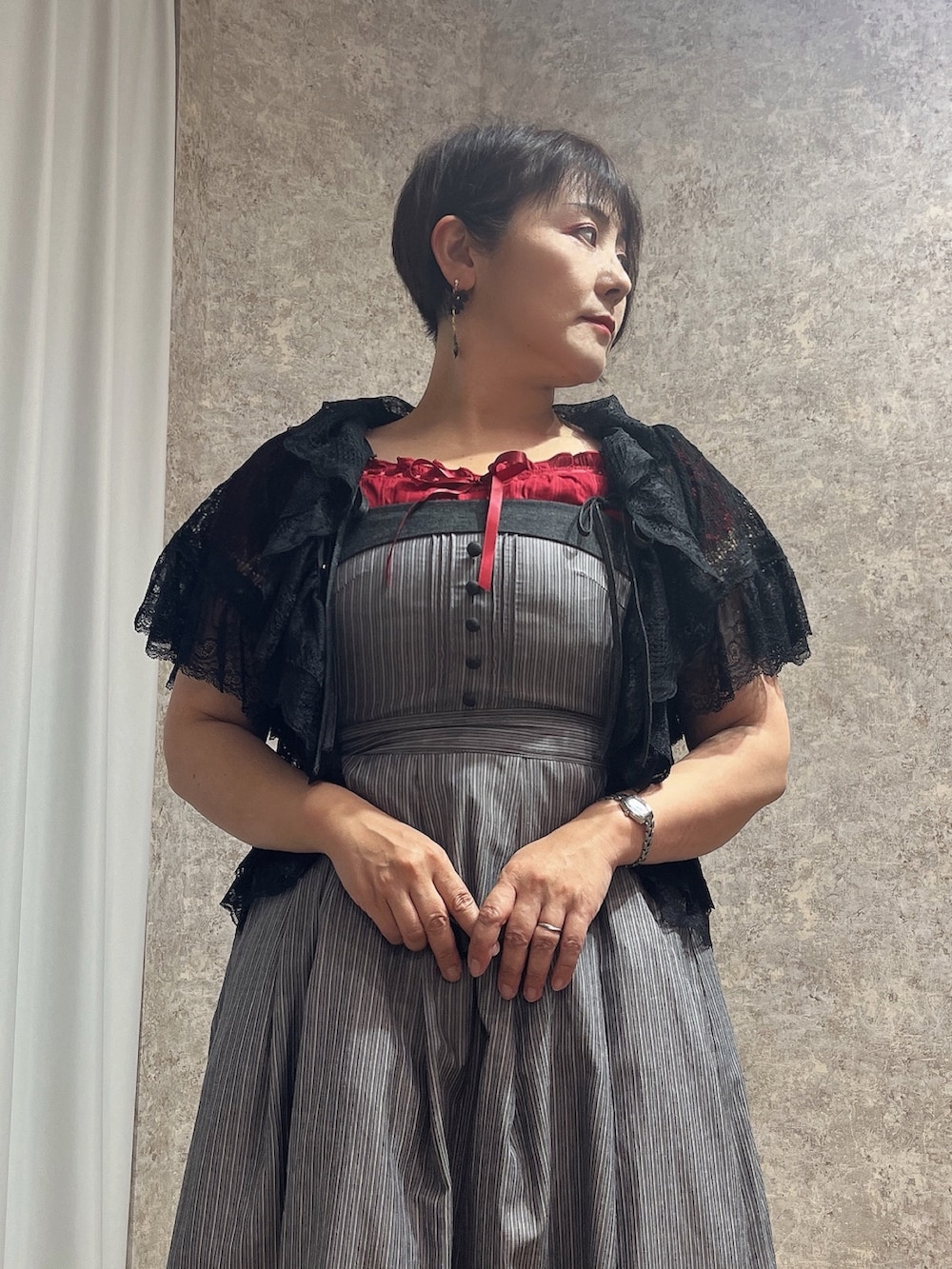 「大人フェミニン、大人ファッション、大人フェミニンコーデ、大人フリル、夏ルックで気分アップ、axes femme、夏コーデ、オトナ女子、大人かわいい、おしゃれさんと繋がりたい、ワンピース」｜「axes femmeのバラ刺繍ギャザーフリルジャンスカ（ワンピース、ブラック系）」を使った、ジョーさん（レディース・161cm）の夏コーディネートの3枚目の写真