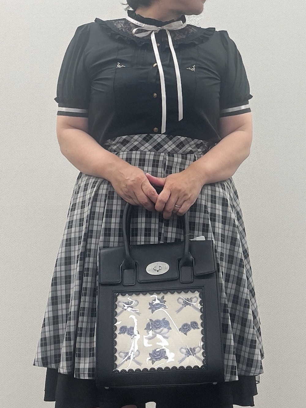 「クラシカル、クラシカルガーリー、ブラック、axes femme、お洒落さんとつながりたい、おでかけ服、ブラウス」｜「axes femmeのクラシカル　ブラウス（シャツ/ブラウス、ブラック系）」を使った、ジョーさん（レディース・161cm）の夏コーディネートの3枚目の写真