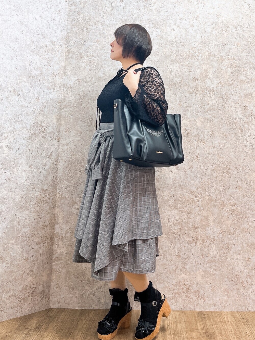 「axes femme、おでかけコーデ、大人カジュアルコーデ、いいね、save、フォローお願いします🤑、お出かけコーデ、レース、シャツ風スカート」｜「axes femmeのＦＡＶミニローズリング（リング、パープル系）」を使った、ジョーさん（レディース・161cm）の春コーディネートの4枚目の写真