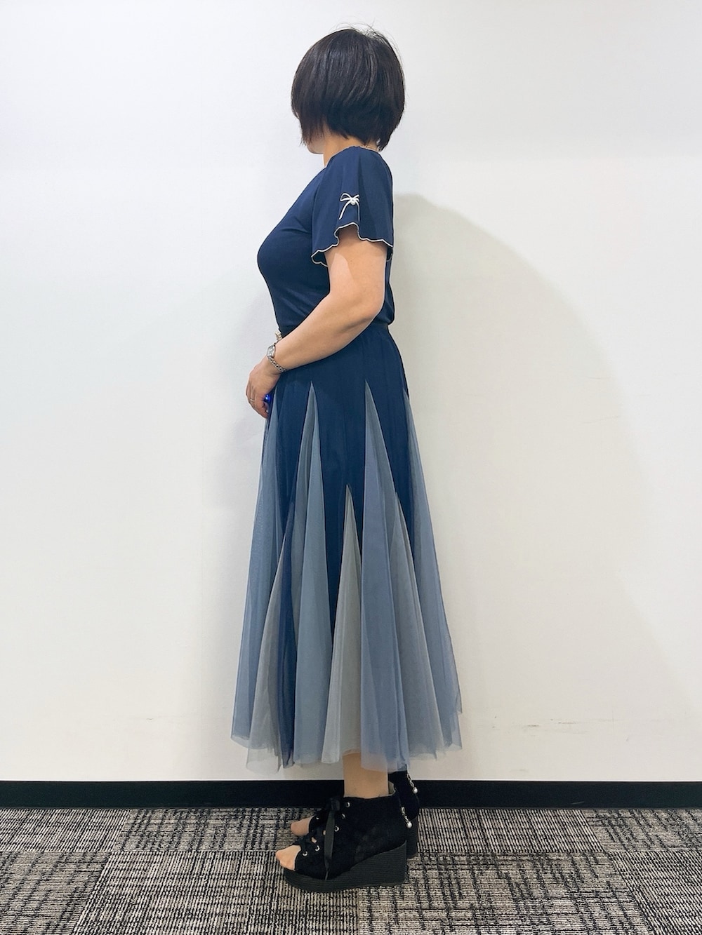 「シンプルコーデ、お出かけコーデ、axes femme、大人ファッション、おしゃれさんと繋がりたい、夏、夏服、大人コーデ、ふんわり、ふんわりスカート、チュールスカート、リボン刺繍」｜「axes femmeの海底の羅針盤ネックレス（ネックレス、ゴールド系）」を使った、ジョーさん（レディース・161cm）の春コーディネートの5枚目の写真