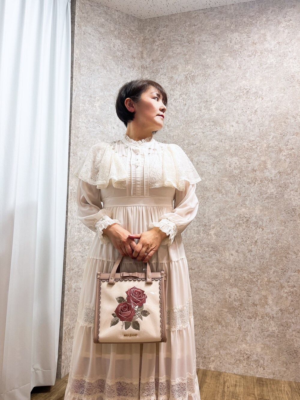 「axes femme、春服、休日スタイル、キレイめ、春、春服コーデ、ワンピース、エレガント、デートコーデ」｜「axes femmeの刺繍チュール使いケープワンピース（ワンピース、ホワイト系）」を使った、ジョーさん（レディース・161cm）の冬コーディネートの8枚目の写真
