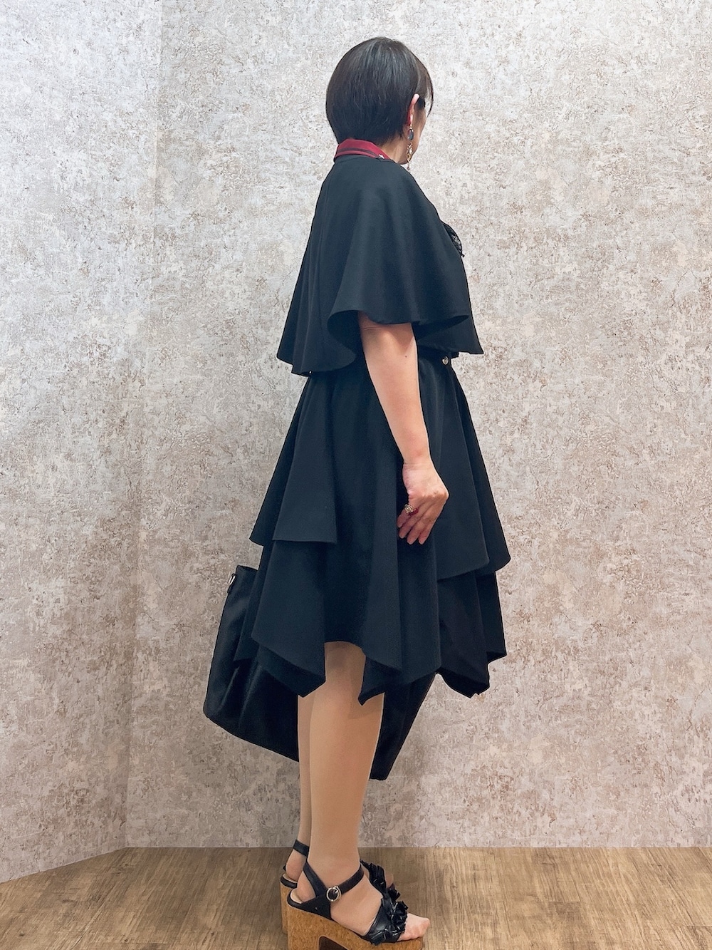 「axes femme、モード、ジャボブラウス、イレヘムスカート、スカートスタイル、カッコイイ女子、40代コーデ、40代女性」｜「axes femmeのＦＡＶミニローズリング（リング、レッド系）」を使った、ジョーさん（レディース・161cm）の春コーディネートの4枚目の写真
