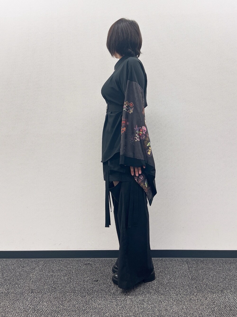 「和洋折衷、和洋ミックス、和洋折衷コーデ、黒、黒コーデ、サイバーパンク、着物袖、axes femme、REZEN、ブラックコーデ、おしゃれさんと繋がりたい、パンツスタイル、いいね、save、フォローお願いします🤑」｜「axes femmeのローズモチーフ太幅ゴムベルト（ベルト、シルバー系）」を使った、ジョーさん（レディース・161cm）の夏コーディネートの6枚目の写真
