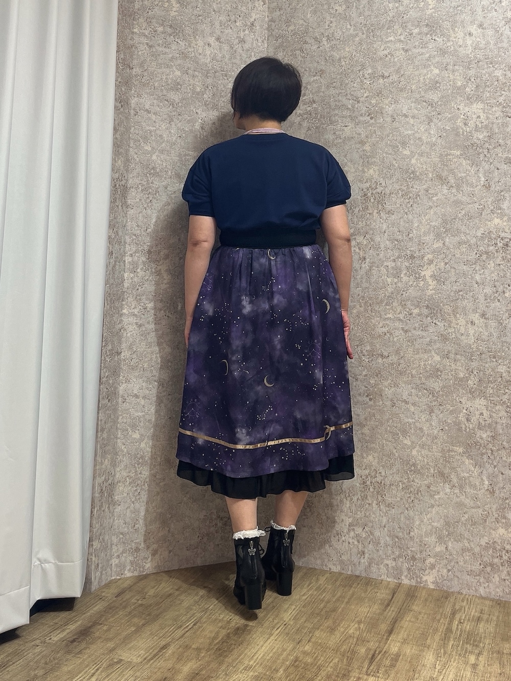 「夏ルックで気分アップ、axes femme、夏コーデ、夏服コーデ、オトナ女子、夏物、キャミソール、きれいめカジュアル、カジュアル、Tシャツ」｜「axes femmeのプリントコクーントレーナー（Tシャツ/カットソー、ブルー系）」を使った、ジョーさん（レディース・161cm）の夏コーディネートの5枚目の写真