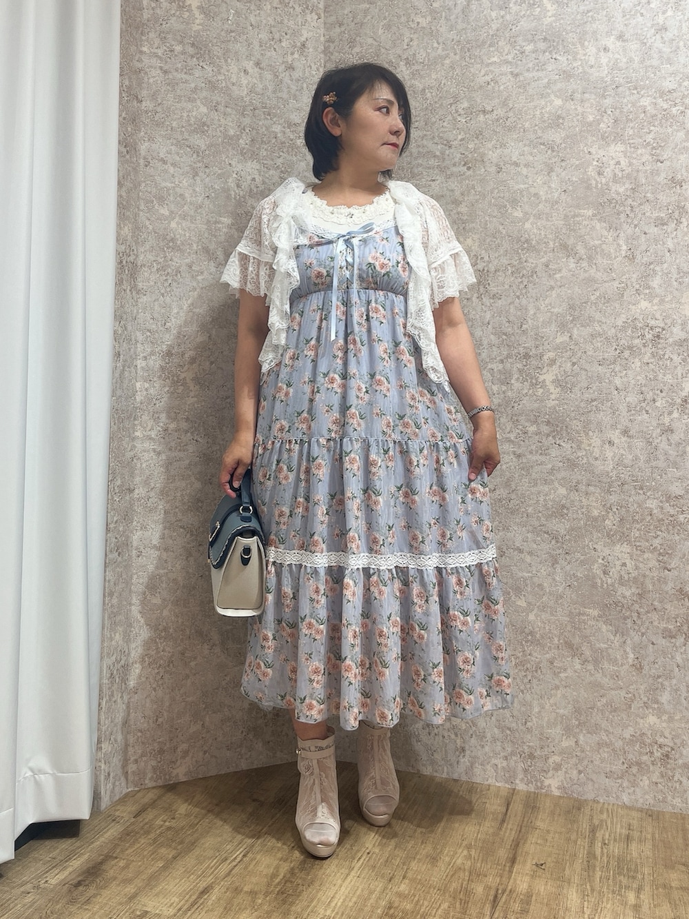 「フェミニン、フェミニンコーデ、フェミニンワンピース、花柄ワンピース、夏ルックで気分アップ、axes femme、夏コーデ、おしゃれさんと繋がりたい、大人かわいい、夏服コーデ」｜「axes femmeのオープントゥレースブーツ（ブーツ、ベージュ系）」を使った、ジョーさん（レディース・161cm）の夏コーディネートの2枚目の写真