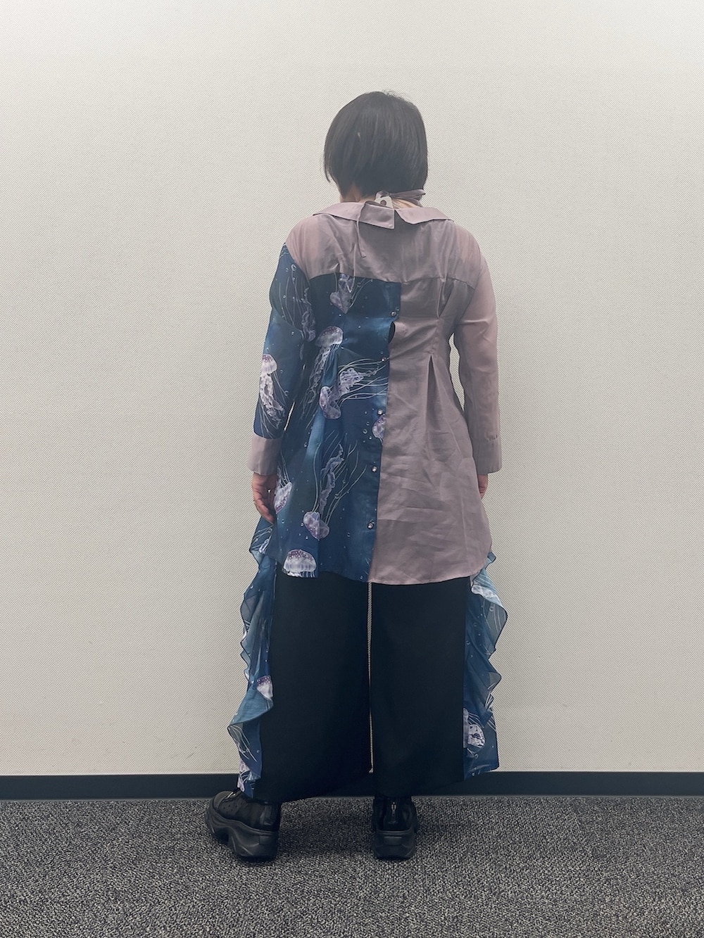 「海月、海、水族館、パンツコーデ、パンツスタイル、タンクトップ、axes femme、axes femme POETIQUE、夏ファッション、大人女子、夏服、キレイめコーデ、おしゃれさんと繋がりたい、シャツ好き集まれ」｜「axes femmeの吸水速乾チュールレースタンク（タンクトップ、ブラック系）」を使った、ジョーさん（レディース・161cm）の夏コーディネートの5枚目の写真