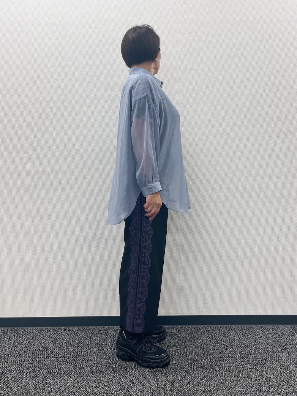 「ラメシアー、ラメシアートップス、axes femme、おでかけコーデ、キレイめカジュアル、オトナ女子、シンプルスタイル、オトナカジュアル、ゆるコーデ、ラフコーデ、夏コーデ、おしゃれさんと繋がりたい、今から使える秋の先取りコーデ、パンツコーデ、秋服」｜「axes femmeのサイドレースラインパンツ（その他パンツ、ブラック系）」を使った、ジョーさん（レディース・161cm）の夏コーディネートの4枚目の写真